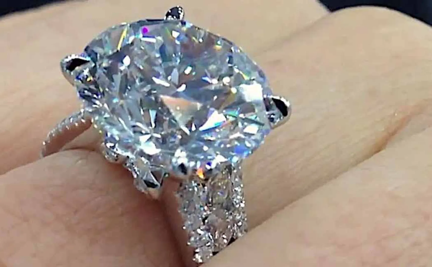  diamond jewelery worth Rs 2 crore robbery 