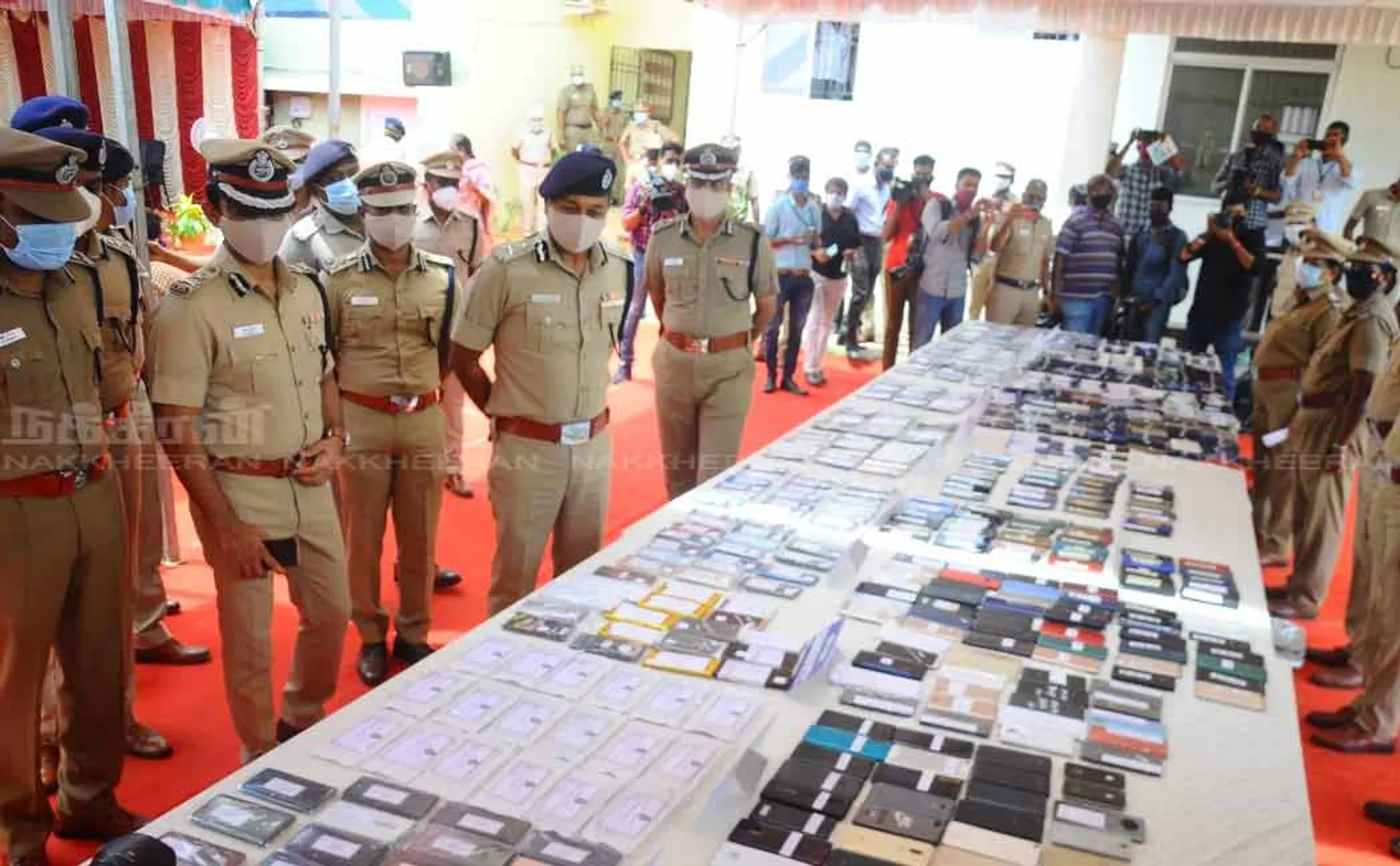 1,193 stolen mobile phones handed over to the owners ..! 