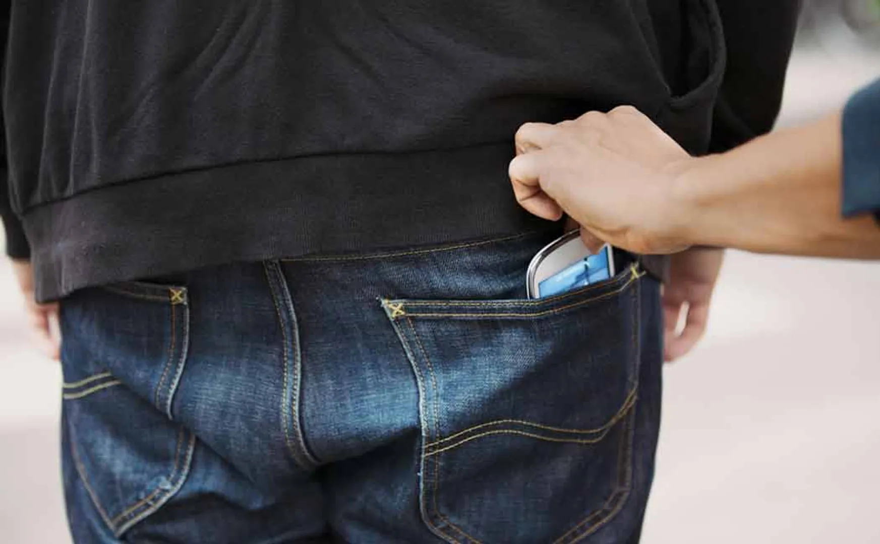 Boy with cell phone theft gang .. Female inspector who led the way!