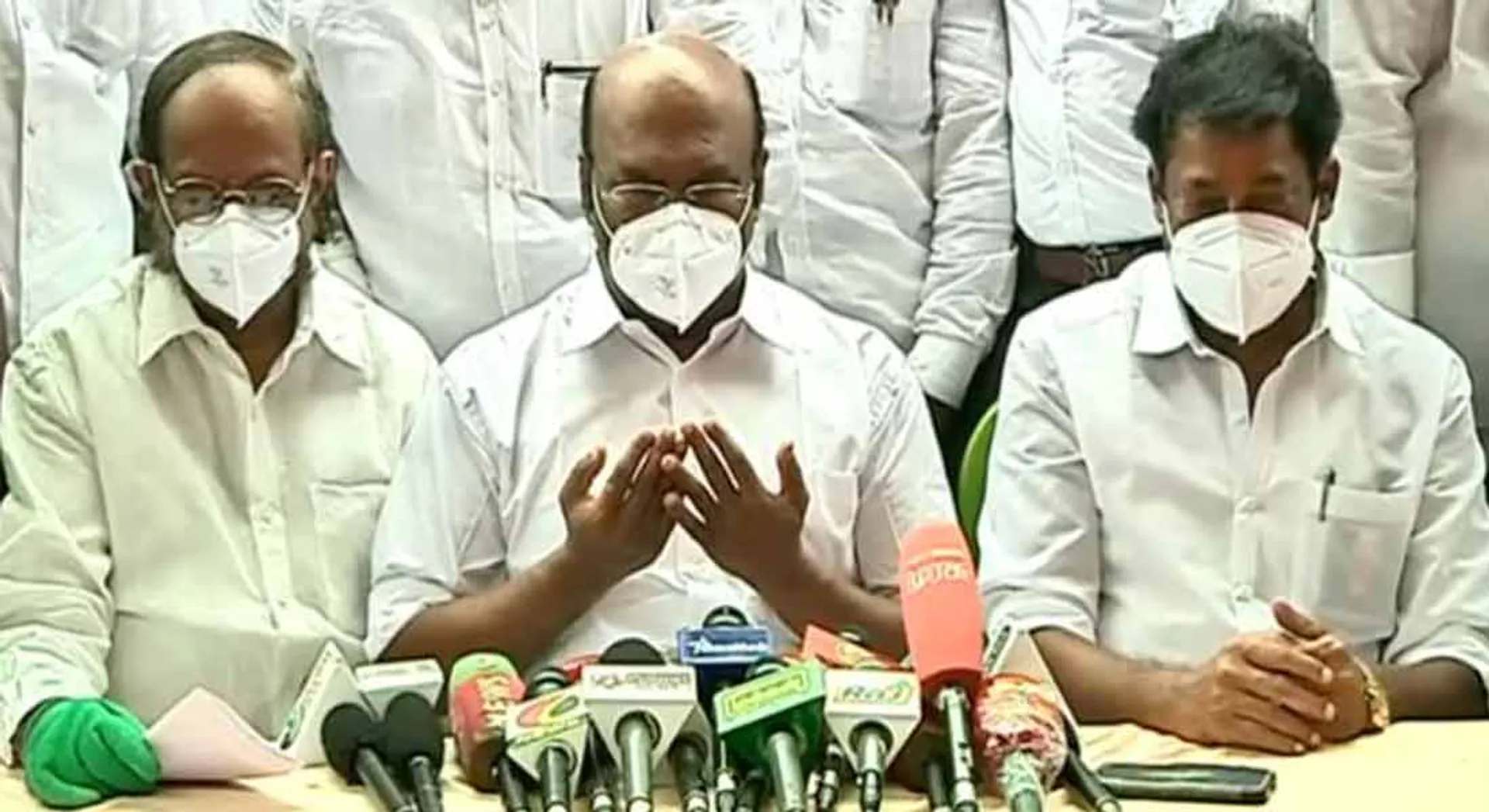  Minister Jayakumar suddenly prayed during a press conference