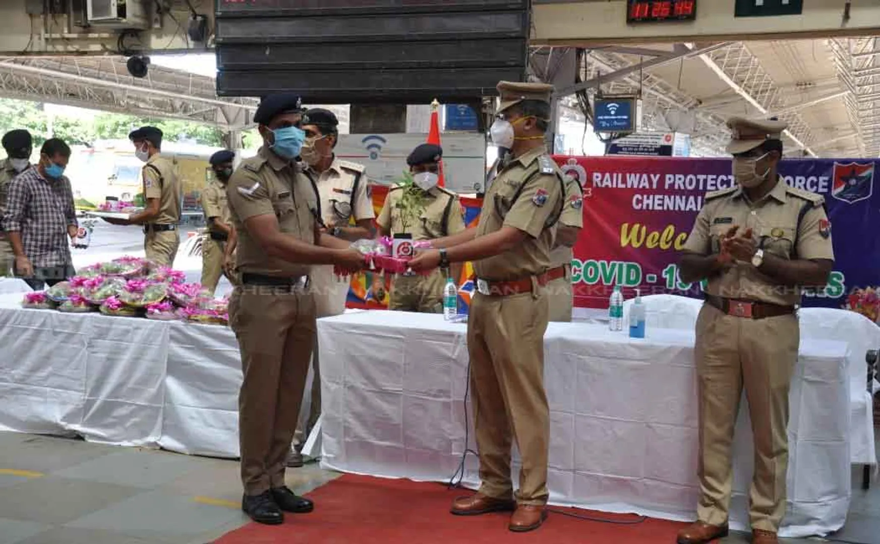 Railway police those who recover from corona are welcome with fruit and plant 