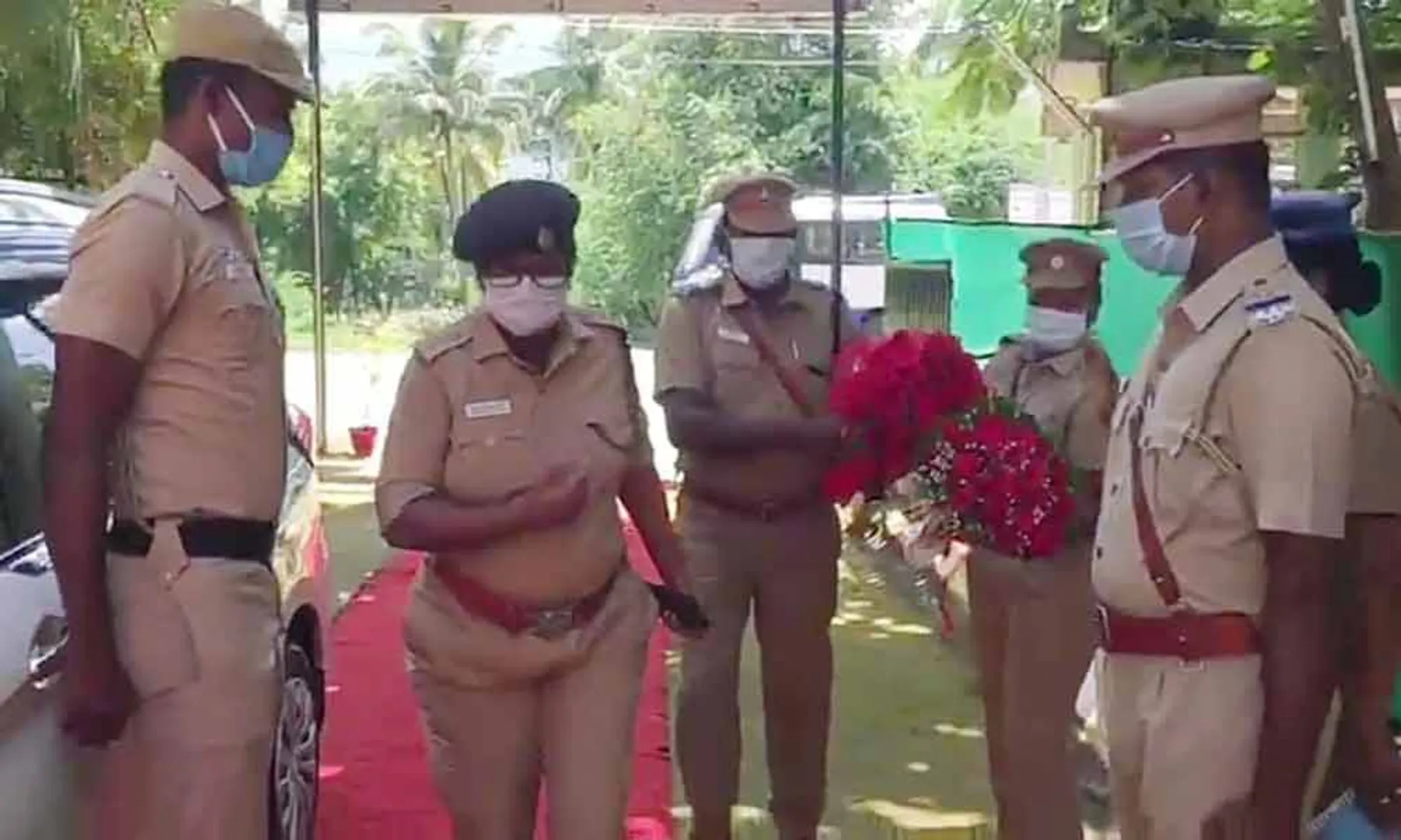 S.P., who refused to buy the red carpet reception and flower bouquet