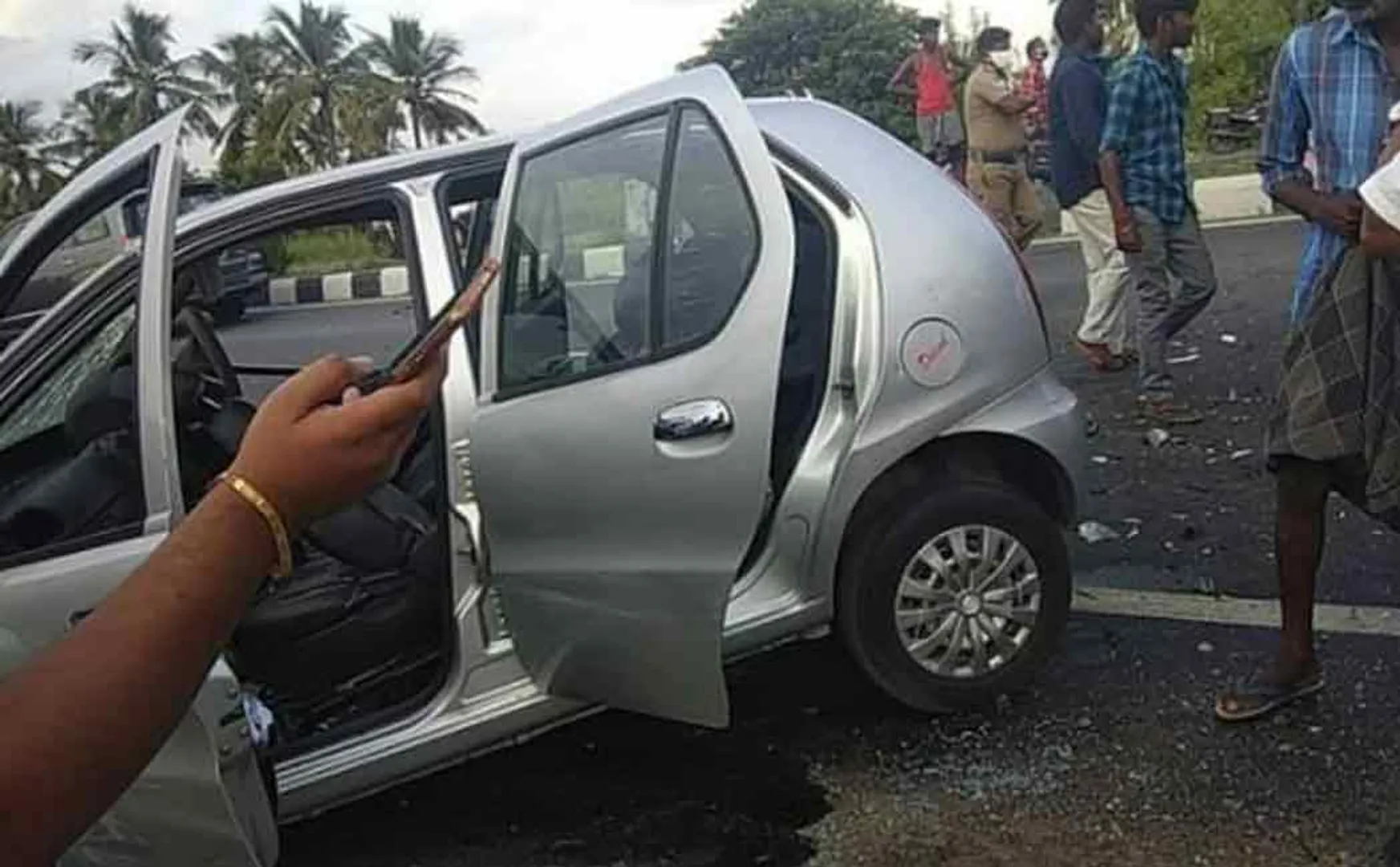 Car accident in chennai trichy highway 2 persons passes away