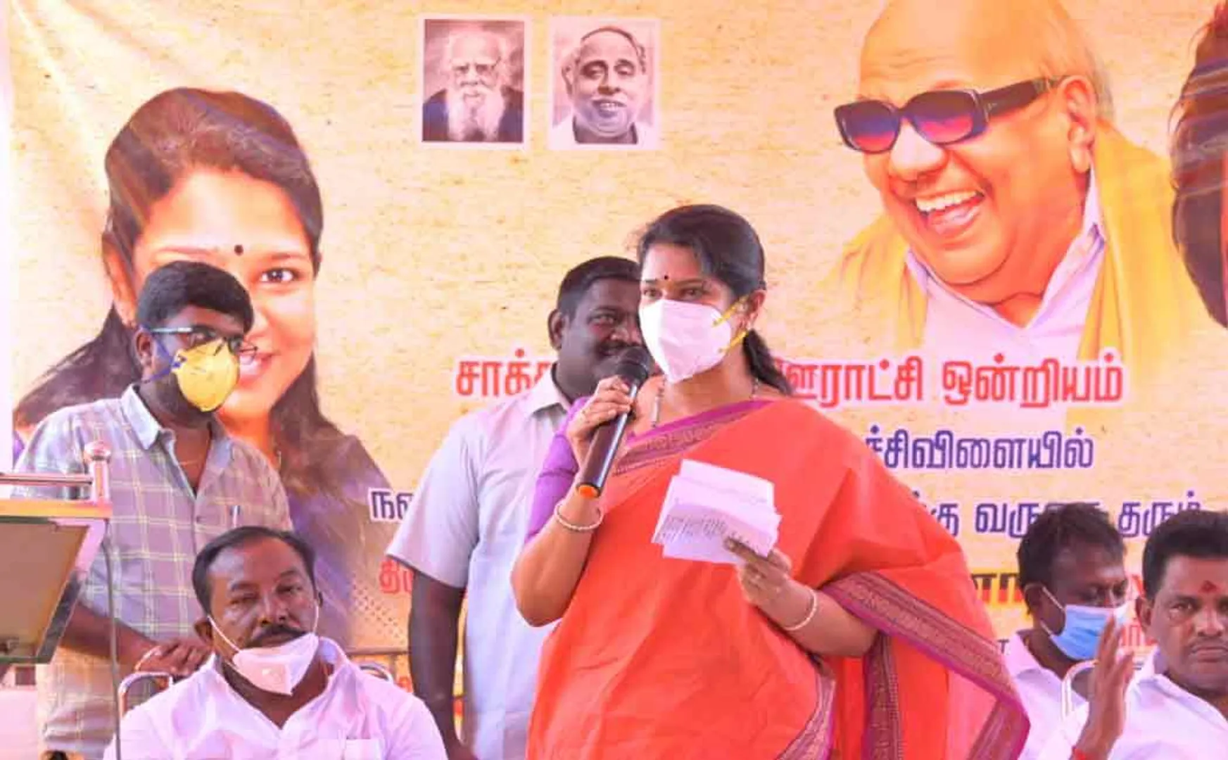 Kanimozhi speaking at the village council meeting on the effects of agricultural laws!