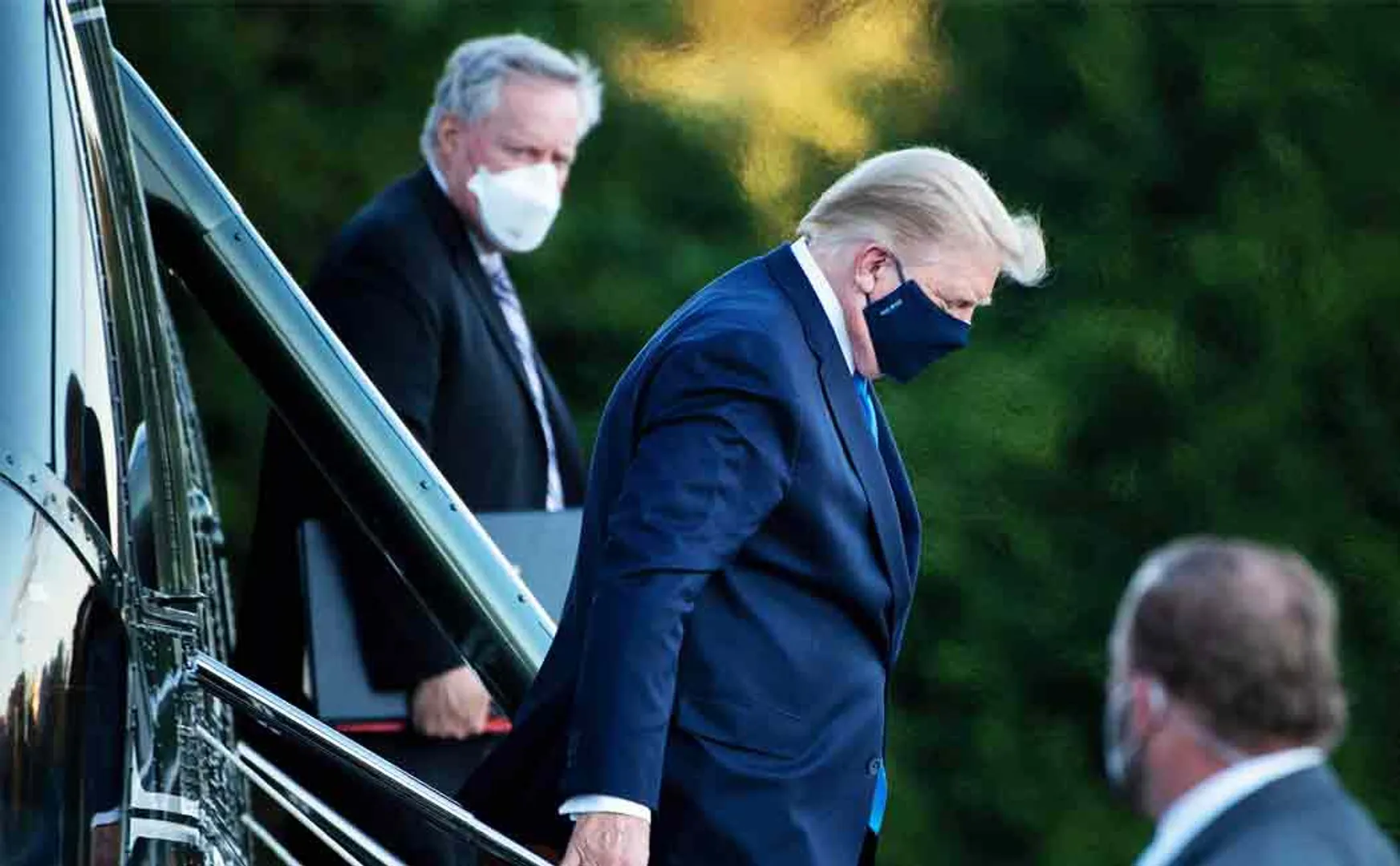 trump removes mask after returning to white house