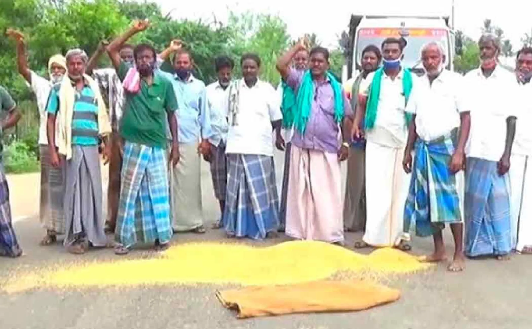 "we will  pouring paddy in the house District Collector, Minister" Farmers 