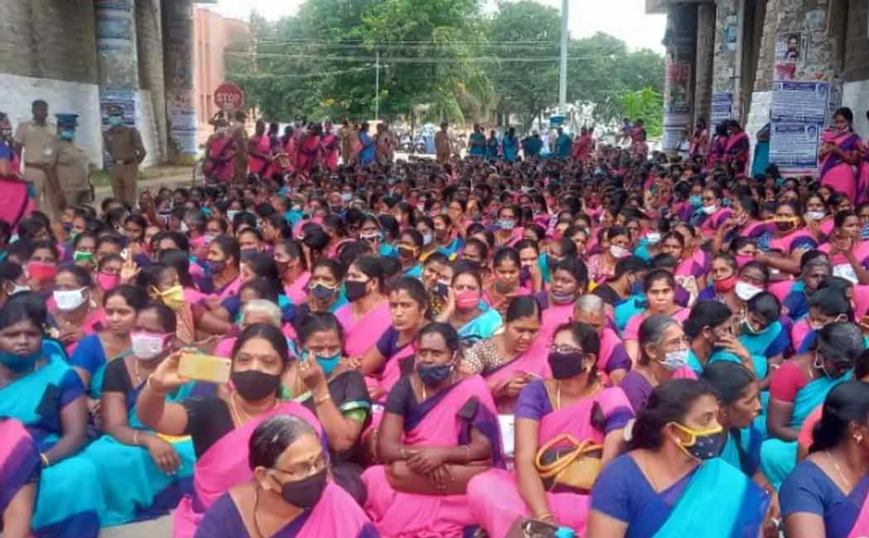 Anganwadi workers and helpers demanding transfer of officer!