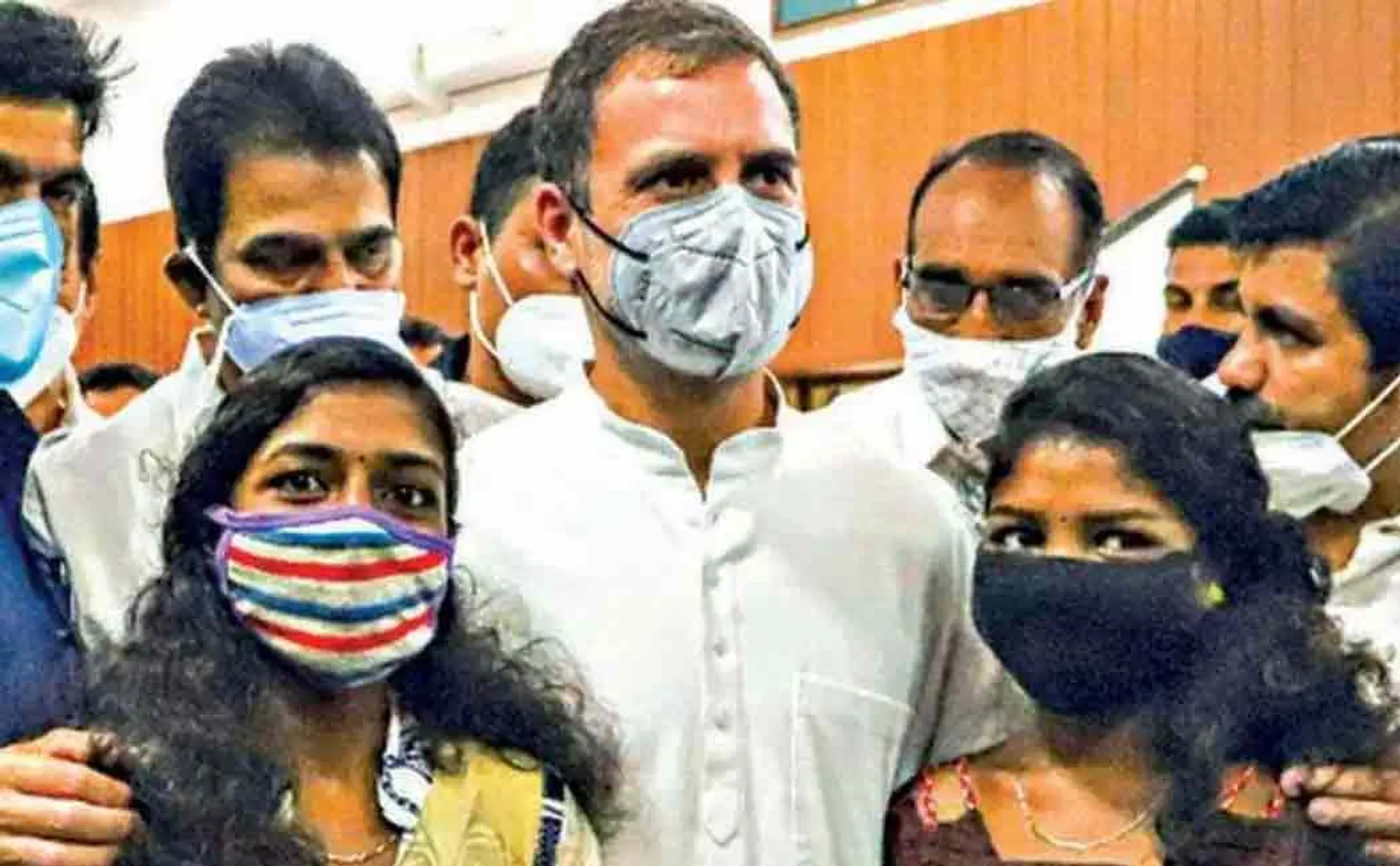 rahul gandhi presents new house to kerala sisters