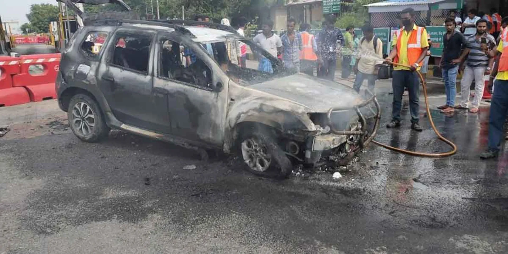  Luxury car burned at customs ...