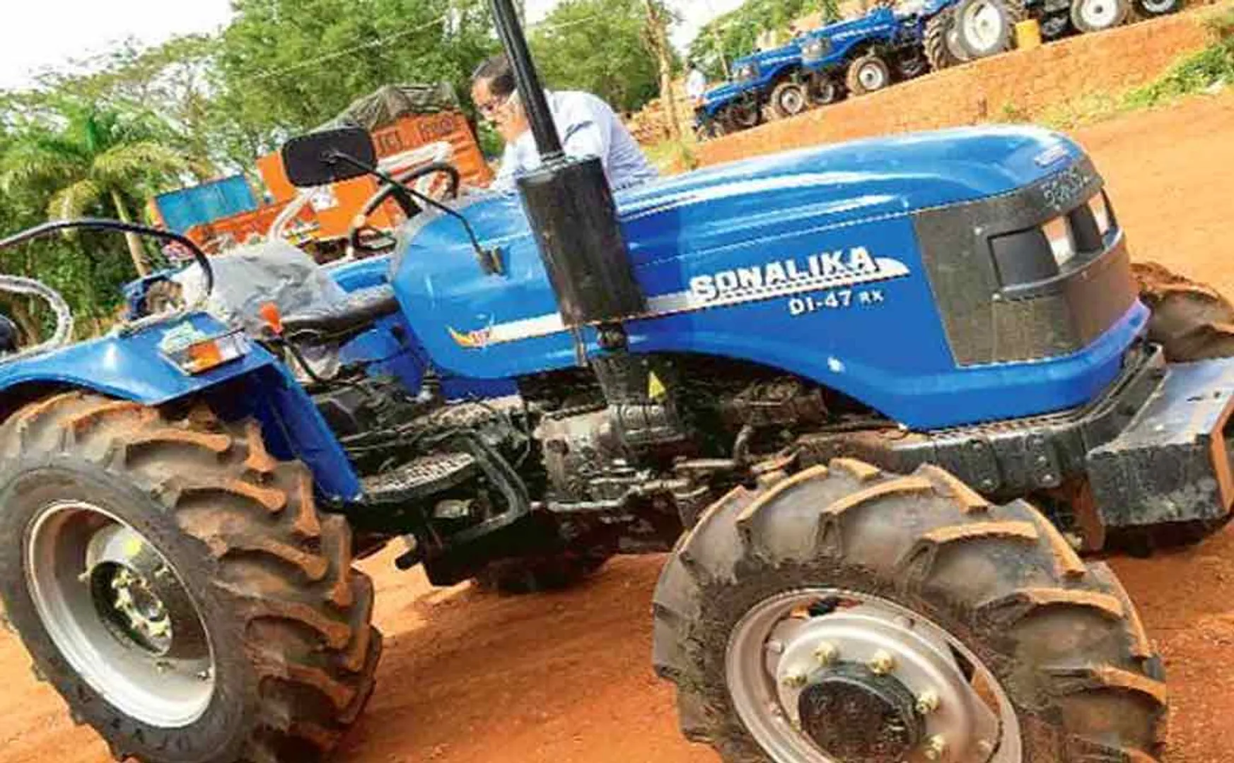 Friend cheat his friend tractor 