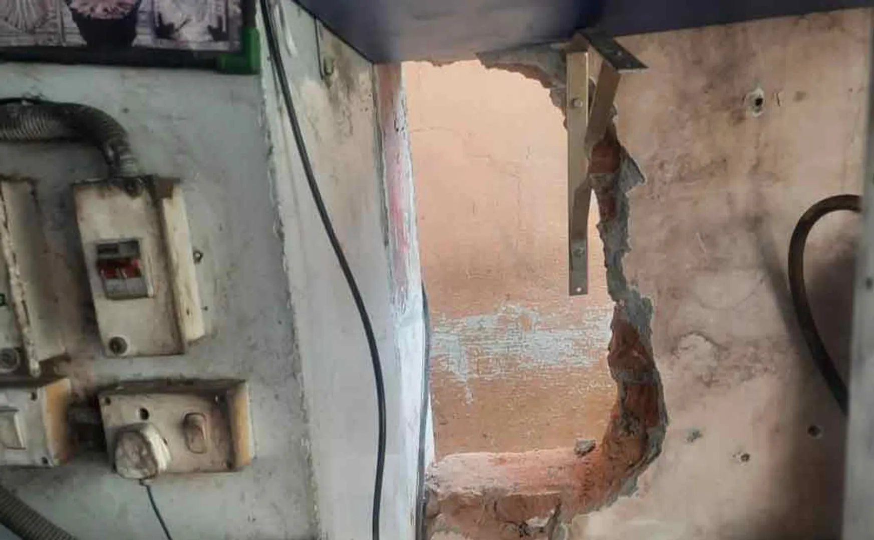 drilled a hole in the wall of a bicycle shop in Villupuram and  Rs. 1.70 lakh theft ...