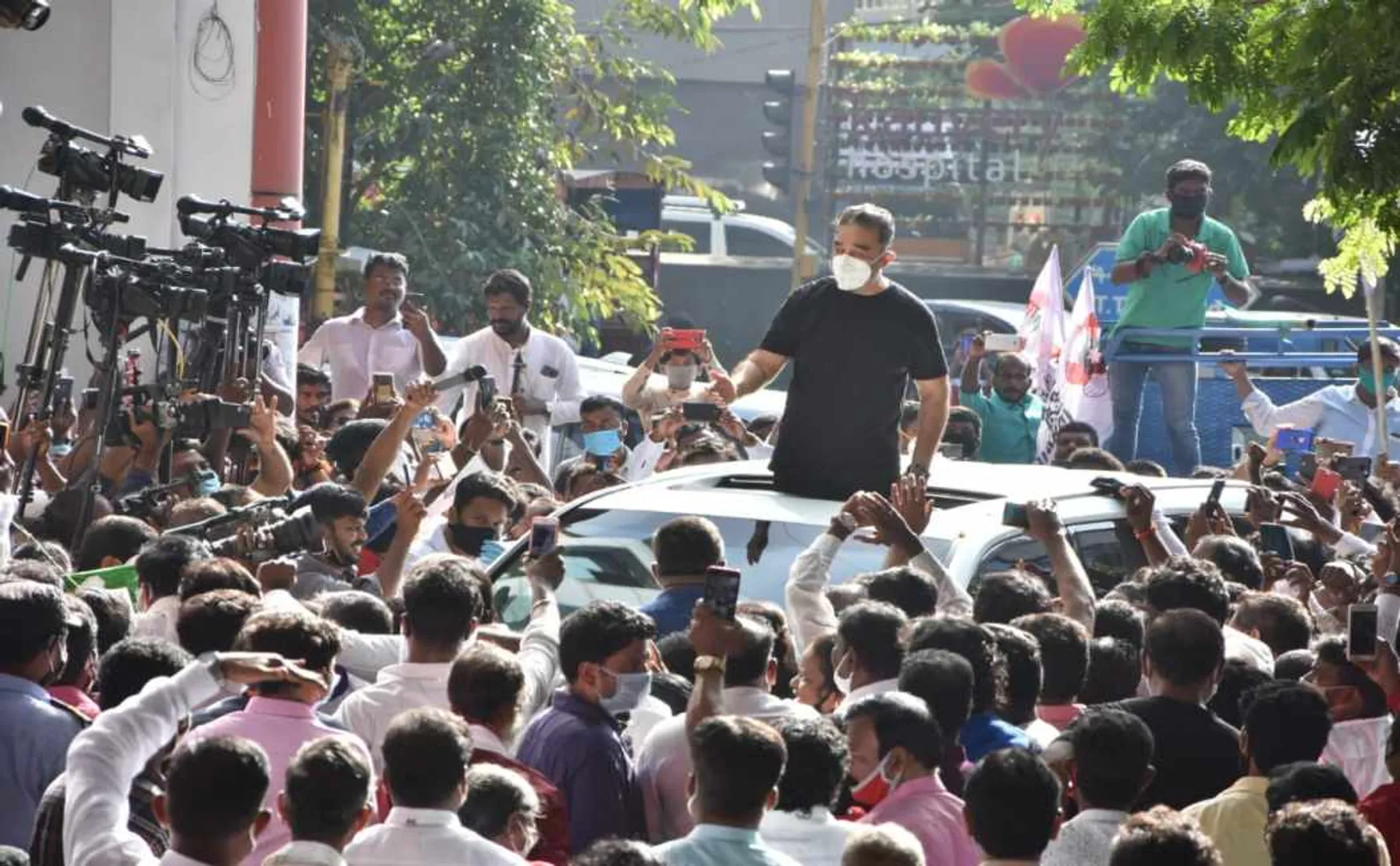 makkal needhi maiam president kamal hasan birthday meet fans and leaders