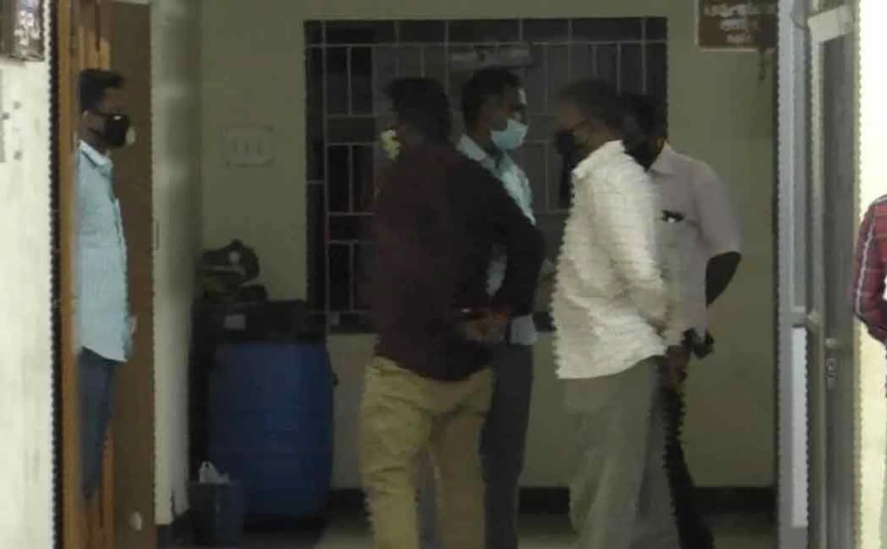 Officer who received bribe as pants and shirts ... Anti-corruption department raids