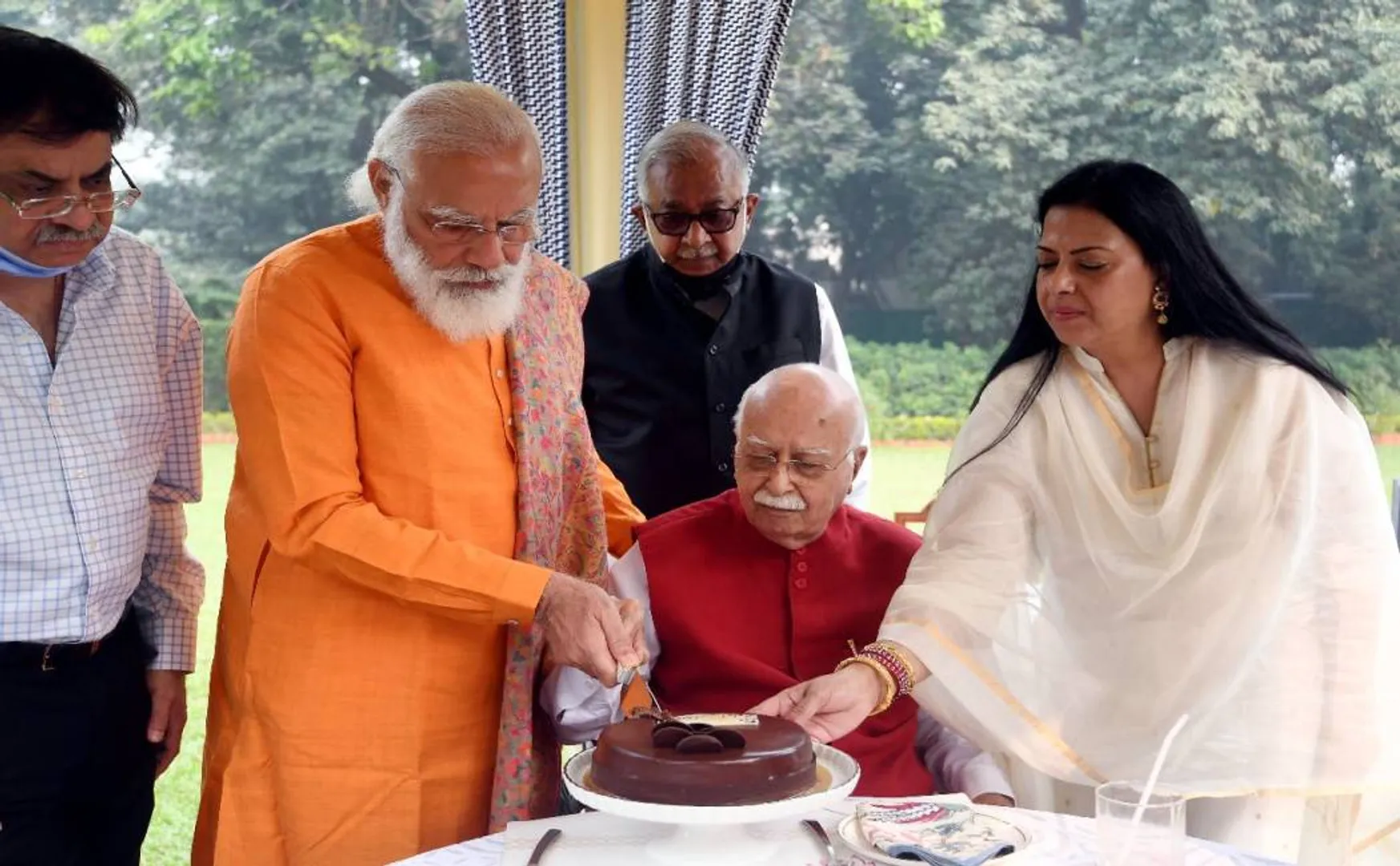 bjp senior leader lkadvani birthday celebration pm narendra modi 