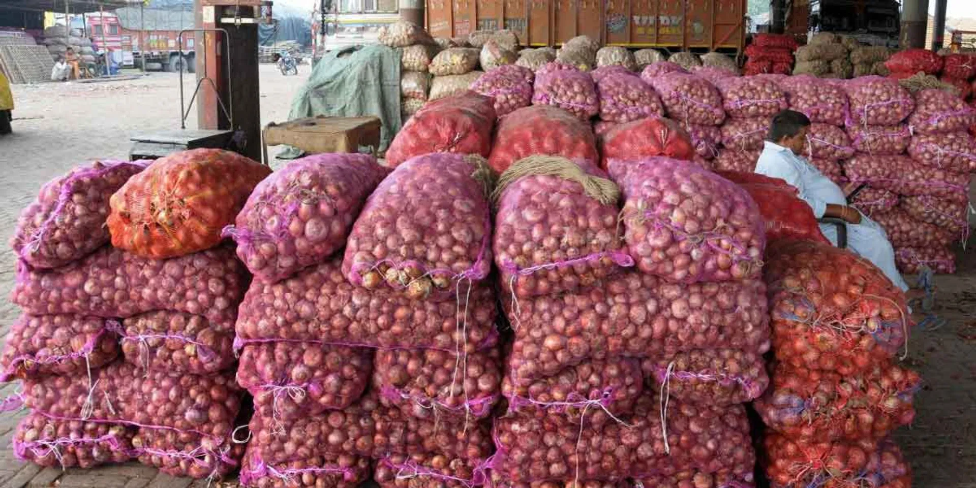 2000 tons of onions stored in Perambalur ... 4 sued!