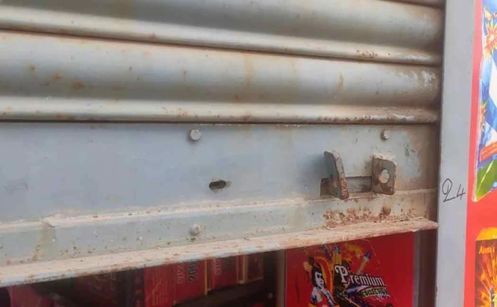 Firecracker shop robbery ... Rs 1 lakh worth of firecrackers looted!