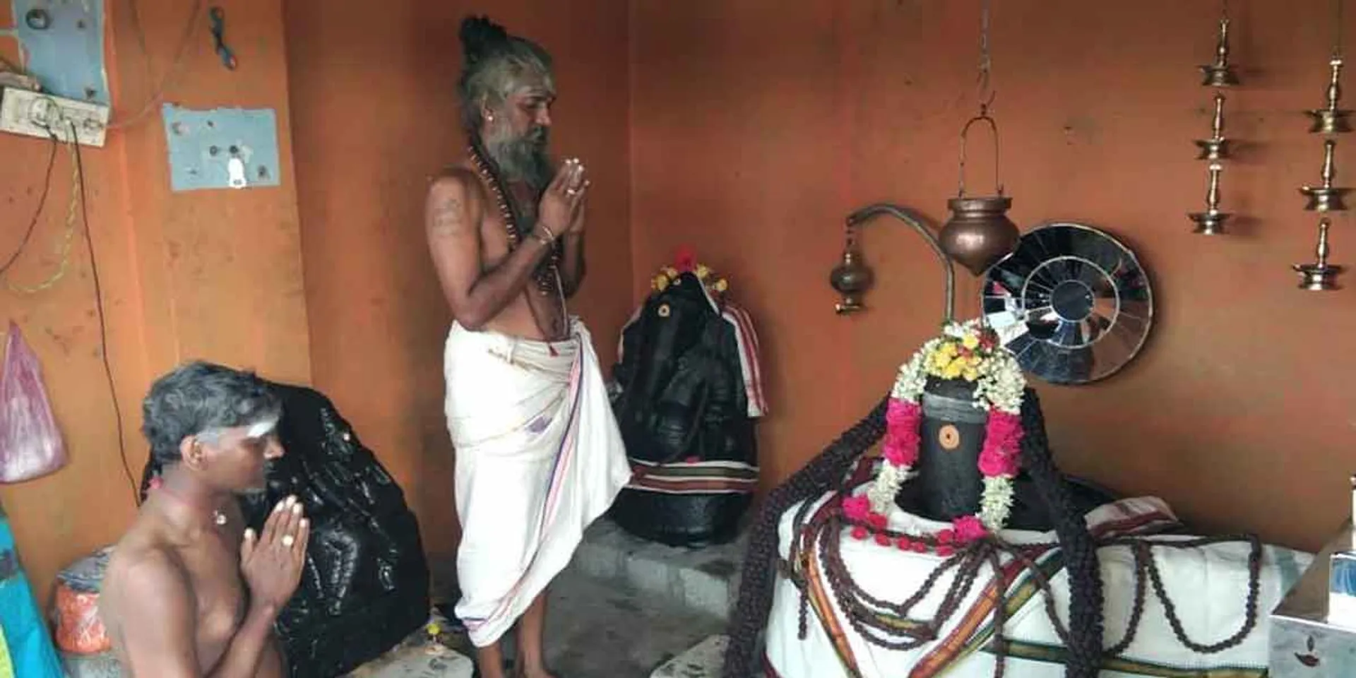 Sivanadiyars worship Maravaneswaran Swami wearing Rudratsam!