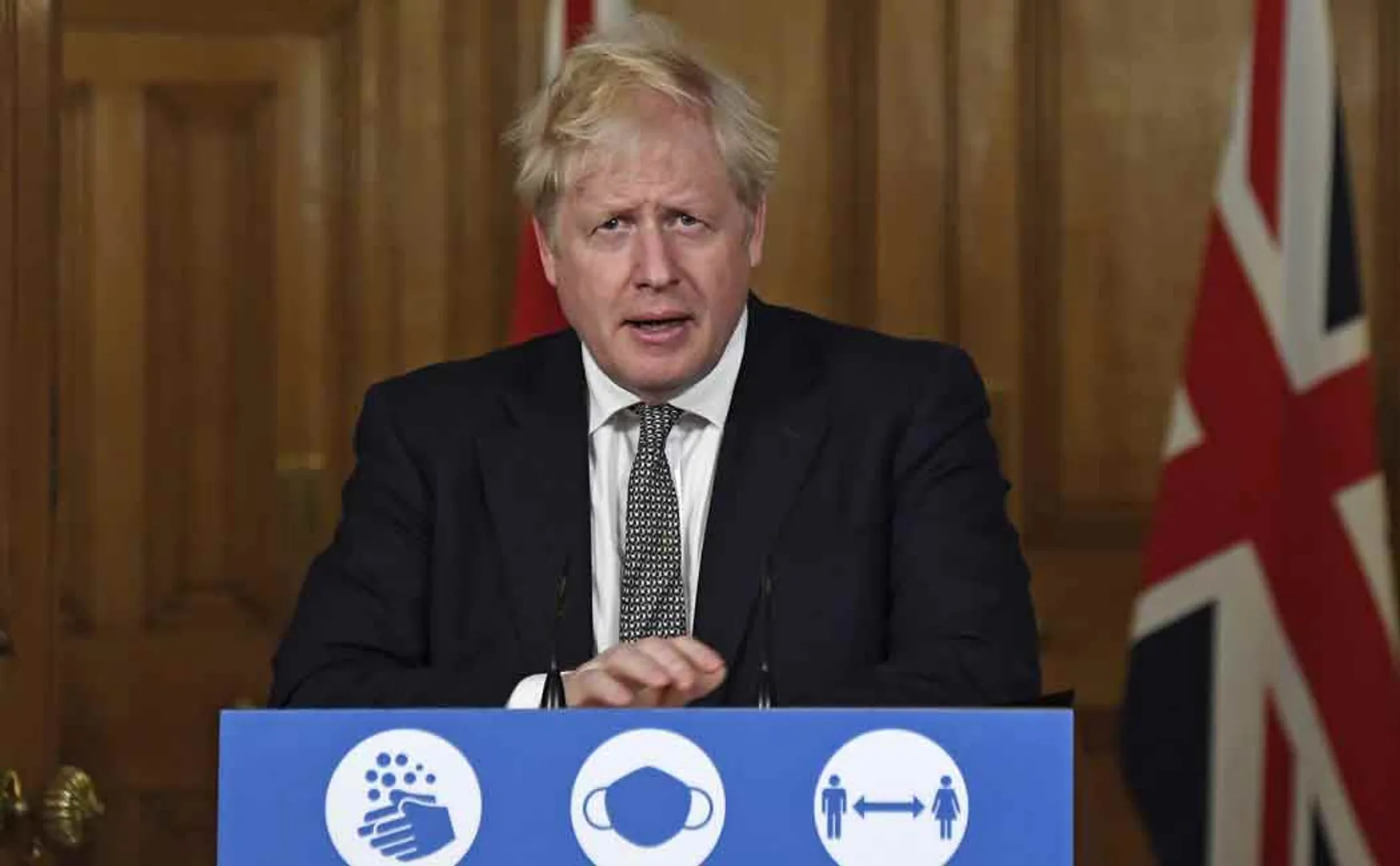 borris johnson self quarantines himself