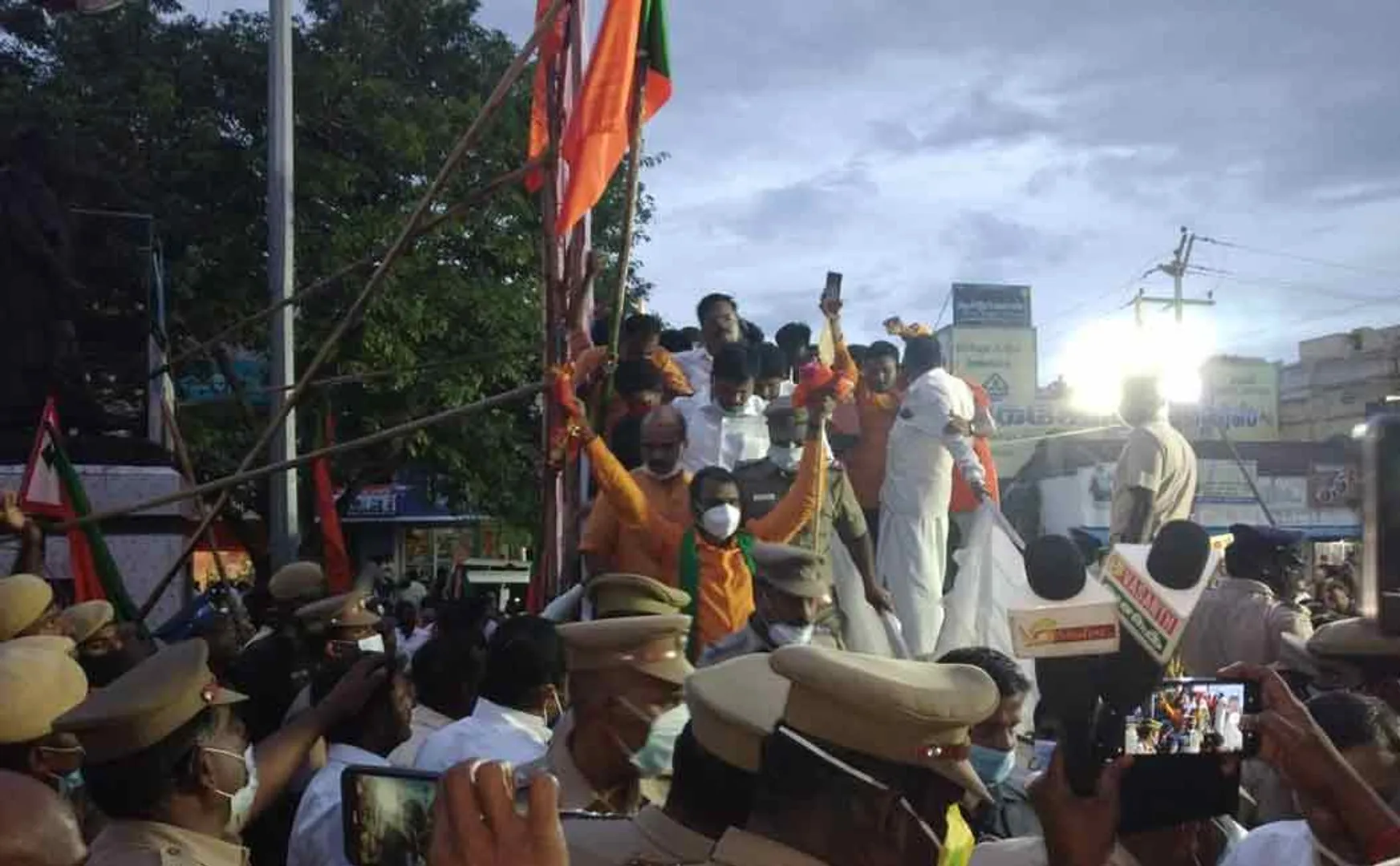BJP tamilnadu leader murugan arrest in thiruvannamalai for vel yatra 