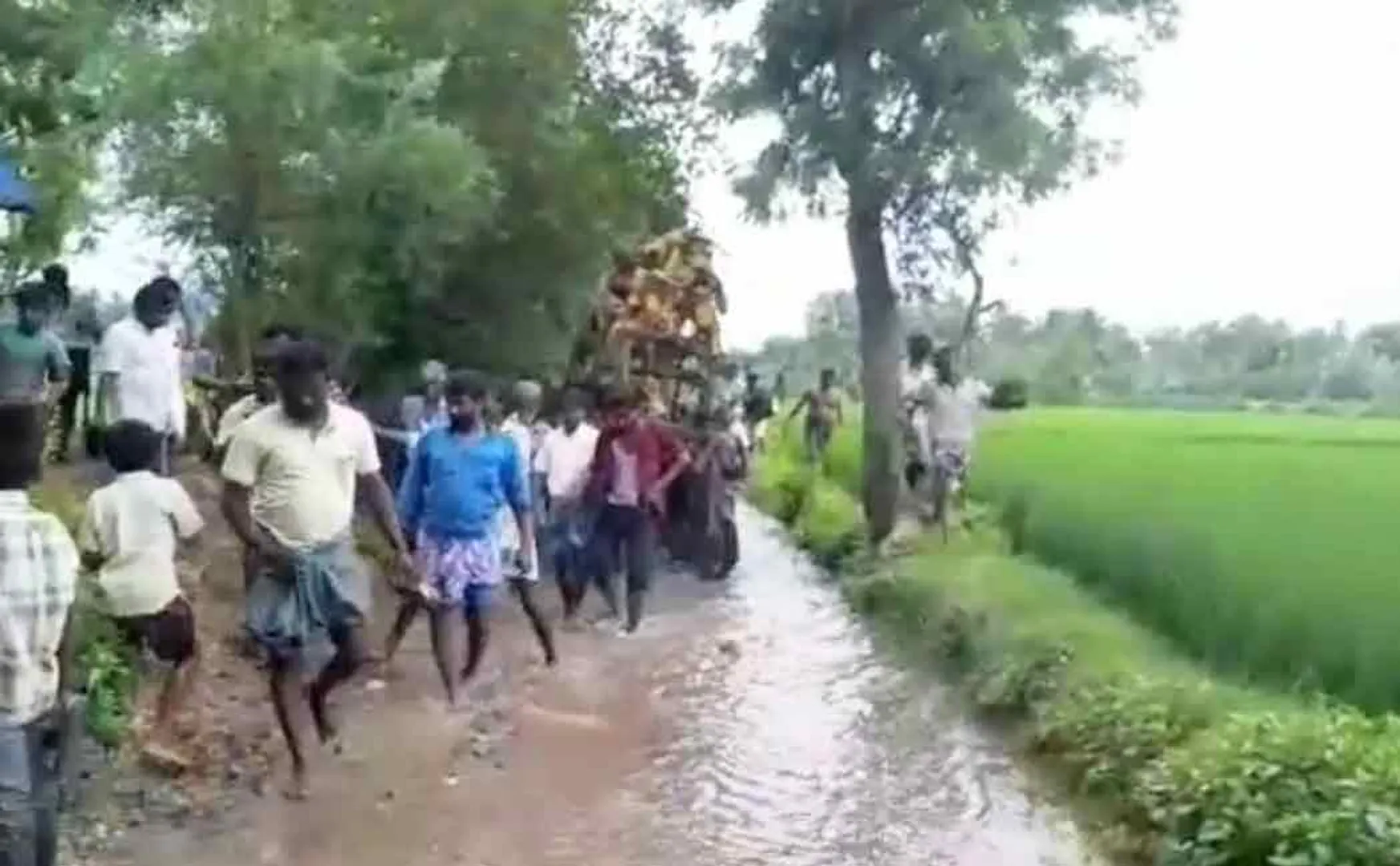 cidambaram vadakudi village people requesting to make way to cremation ground 