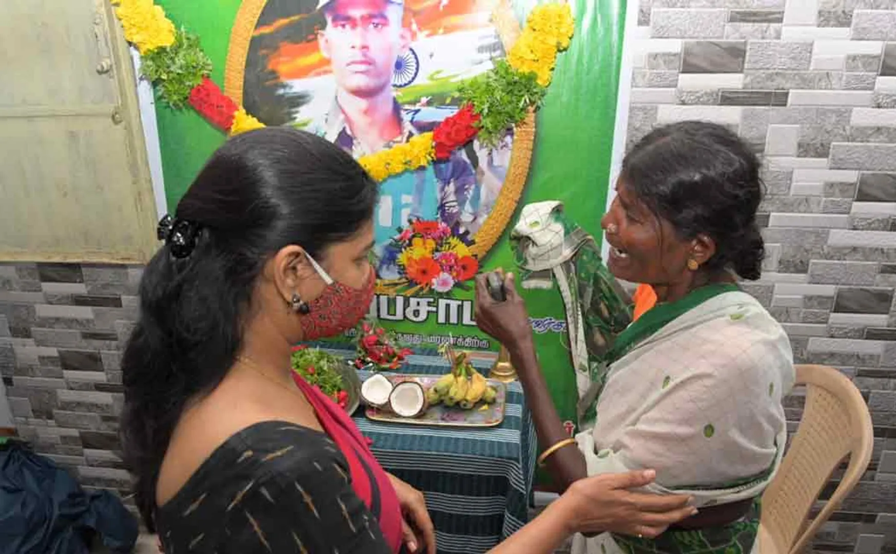 DMK MP Kanimozhi met karupusami who passes away in kashmir 