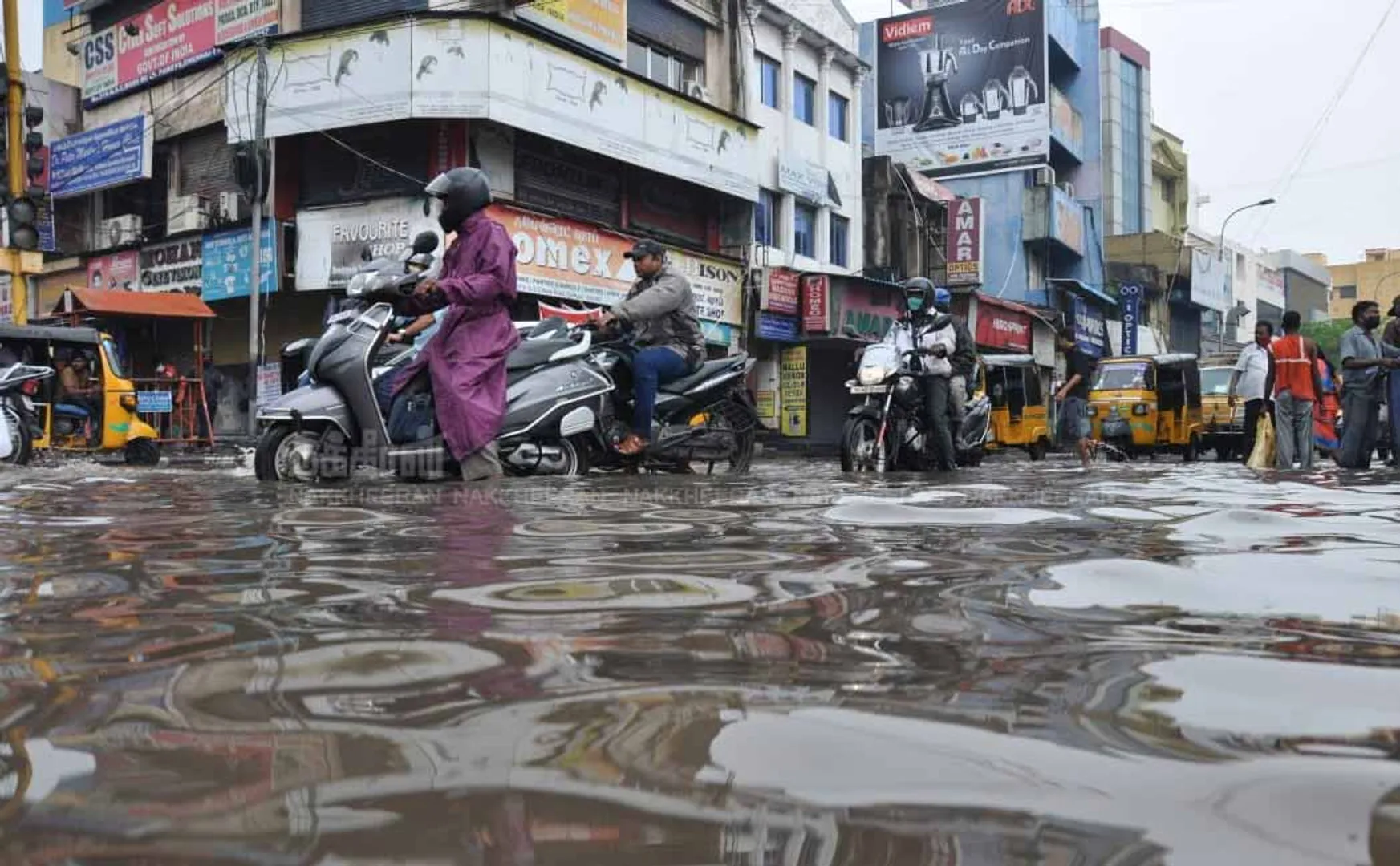 Chennai's Major roads submerged in Rain Water 