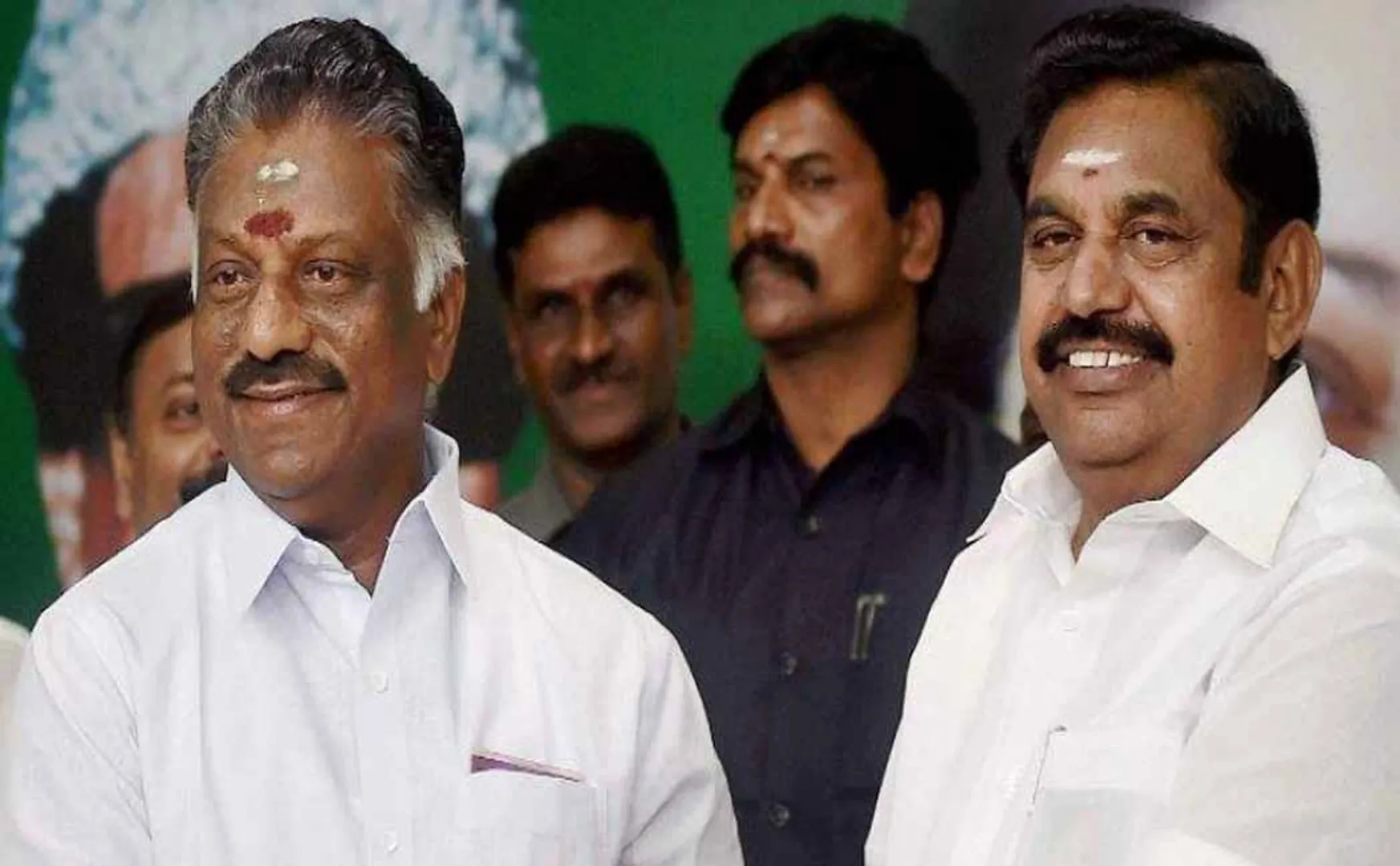 புதுச்சேரி: நிவார் புயலை எதிர்கொள்ள புதுச்சேரியில்  அனைத்து துறைகளும்  ஒருங்கிணைந்து செயல்பட தயாராக உள்ளது - நாராயணசாமி பேட்டி!   நிவர் புயலானது புதுச்சேரி அருகே கரையை கடக்கும் என வானிலை ஆய்வு மையம் அறிவித்ததை அடுத்து புதுச்சேரி அரசு பல்வேறு நடவடிக்கைகளை எடுத்து வருகின்றது.  இதன் ஒரு பகுதியாக முதல் அமைச்சர் நாராயணசாமி, வருவாய்த்துறை அமைச்சர் ஷாஜகான், வருவாய்த்துறை அதிகாரிகள் ஆகியோர் நிவர் புயல் குறித்து கடற்கரைப் பகுதிகளில் ஏற்படும் பாதிப்புகள் குறித்தும் ஆய்வு செய்தனர்.  புதுச்சேரி கனகசெட்டிக்குளம், காலாப்