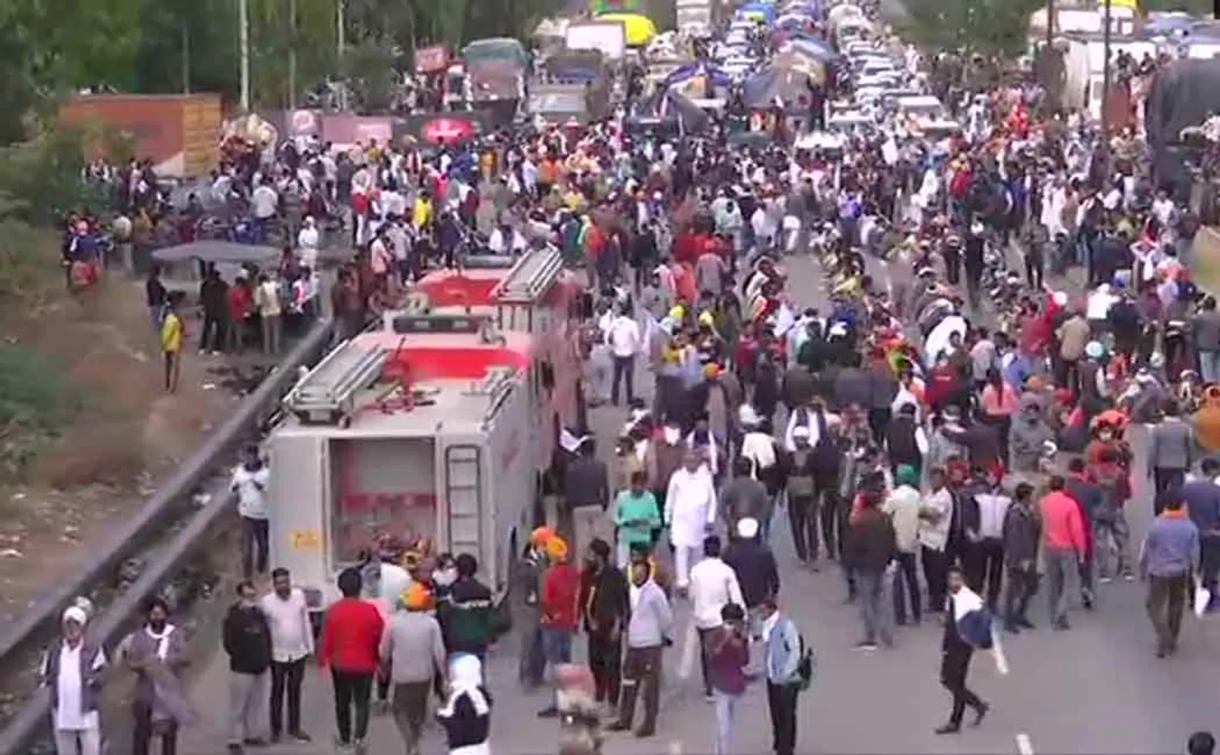 Farmers gather near Karnal's Karna Lake area to proceed to Delhi against farm laws
