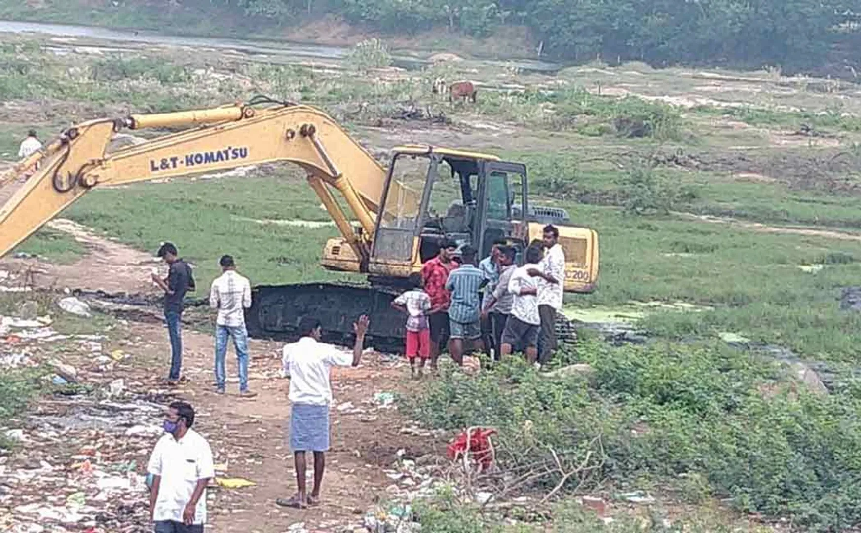 Canal to drain waste water in the middle of the river in Karur ...!
