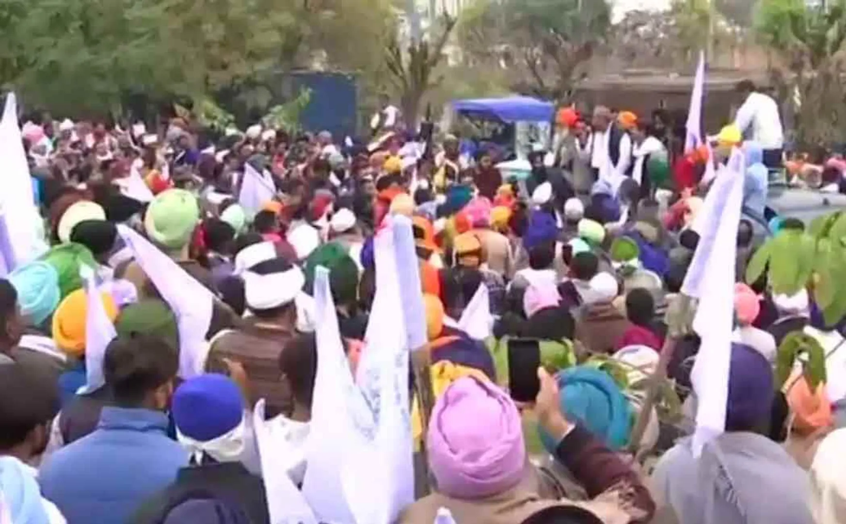 Police give farmers permission to enter Delhi