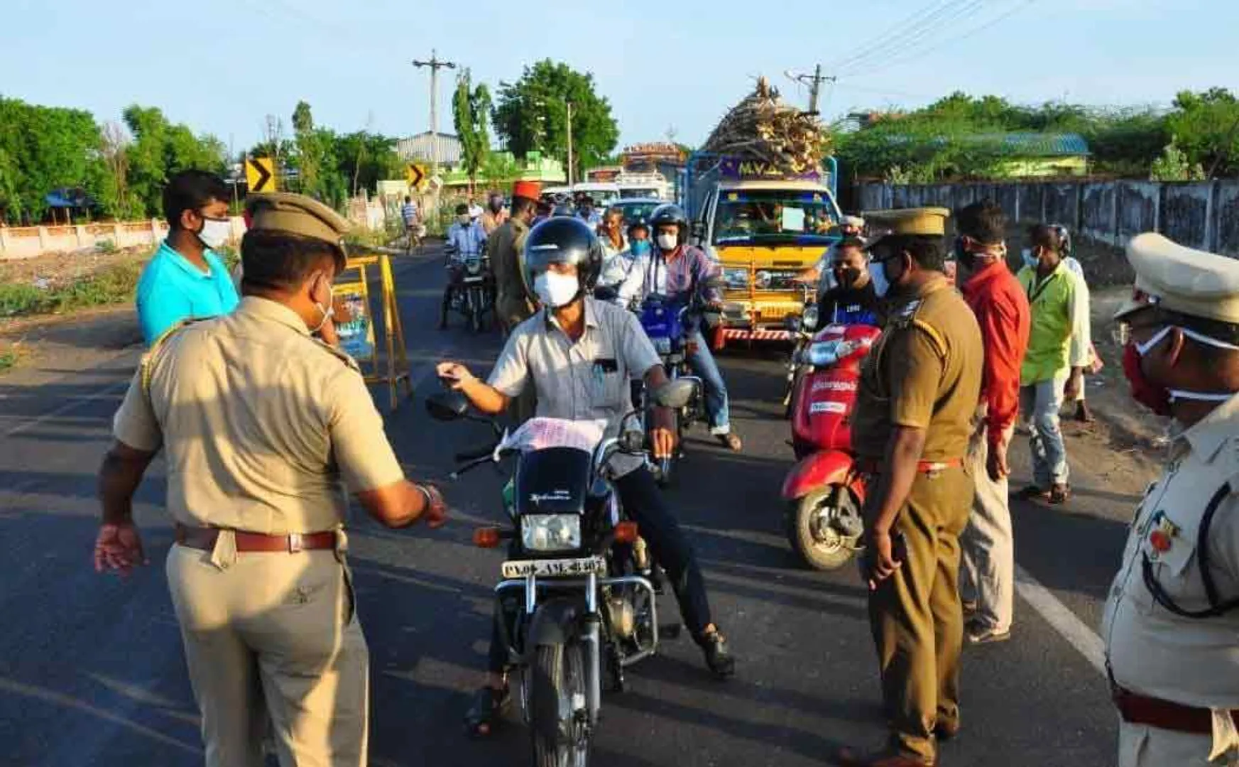 Other district people stop at thiruvannamalai border 