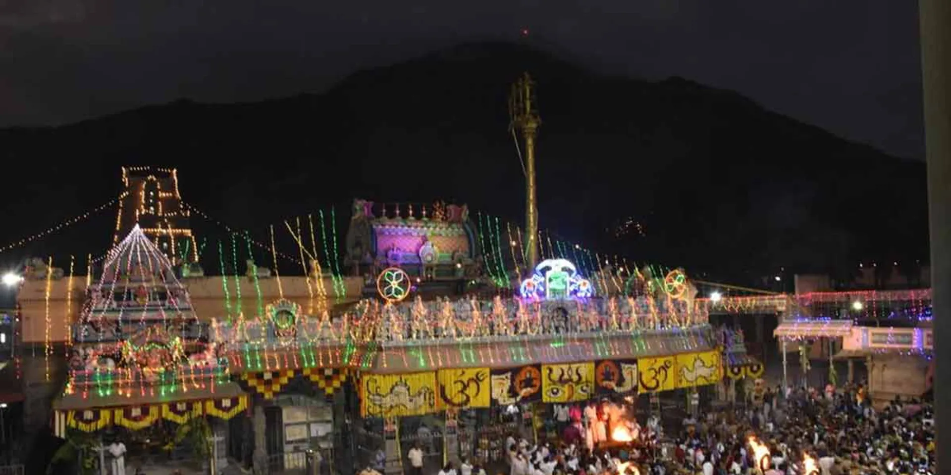  The lamp is mounted .... Thousands of devotees roam the corridors!