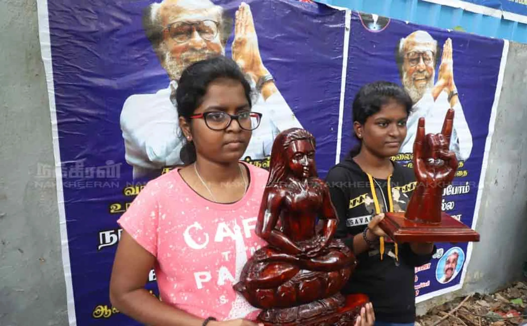Rajni fans who brought Baba statue as a gift to Rajini ..!