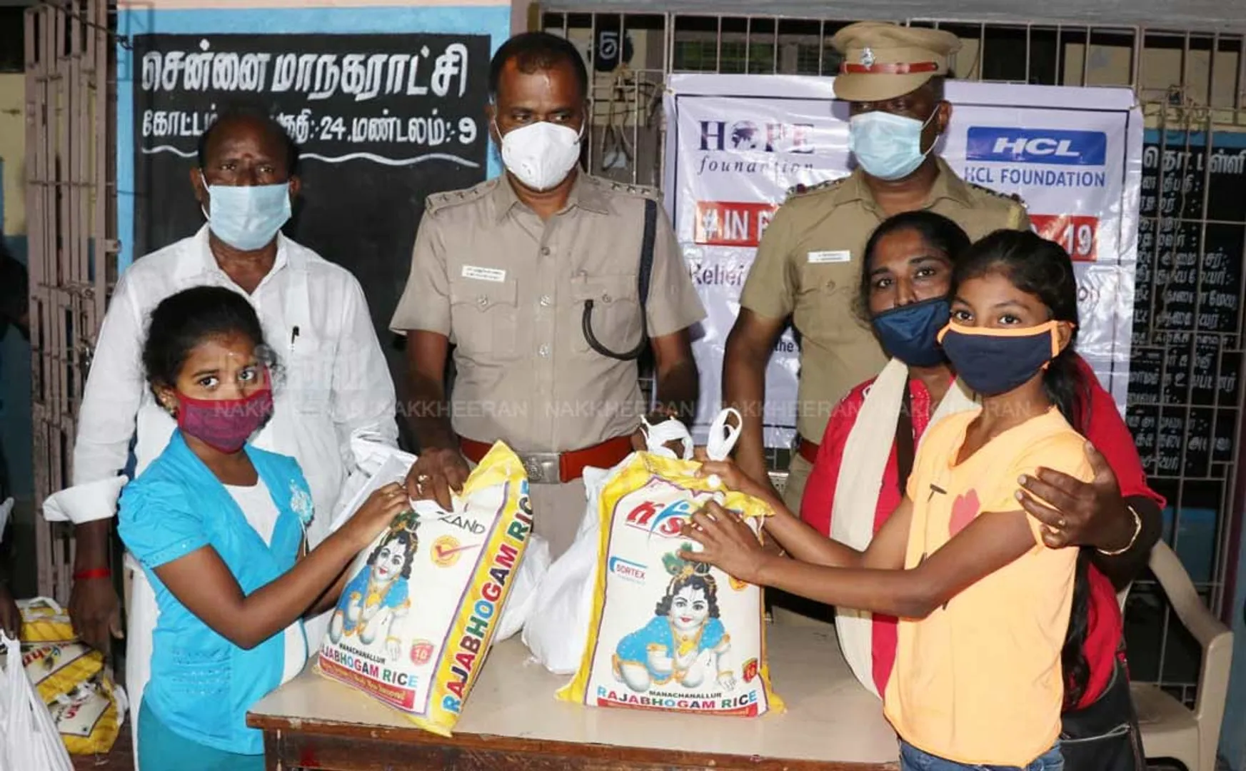 Groceries for poor students on behalf of the police 