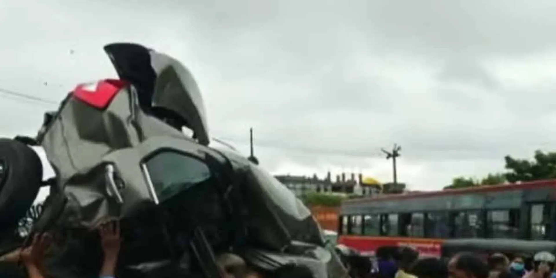 Fire department fights to rescue those trapped in the wrecked car!