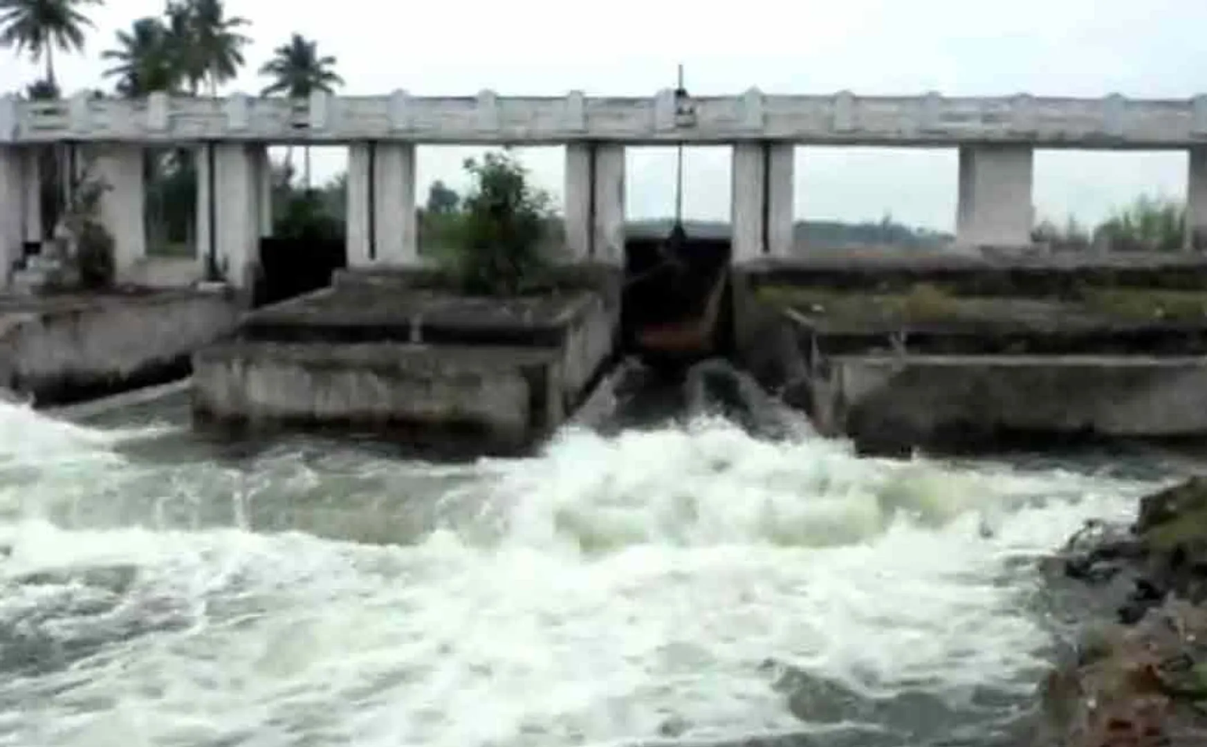 Erode river overfull heavy rain  
