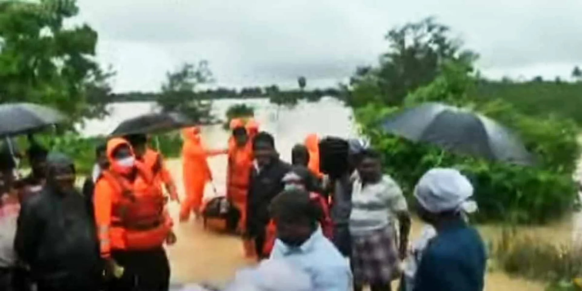  Flood water enters houses in Cuddalore Bharathampattu ... 12 people rescued in the first phase !!