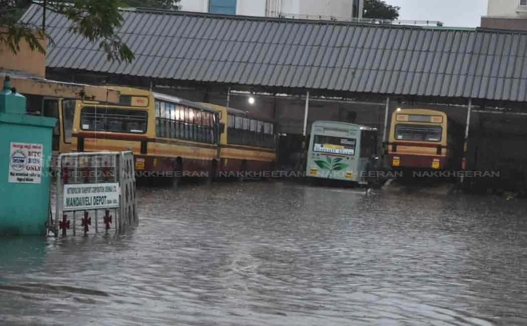 Chennai rains flood in mandaveli 