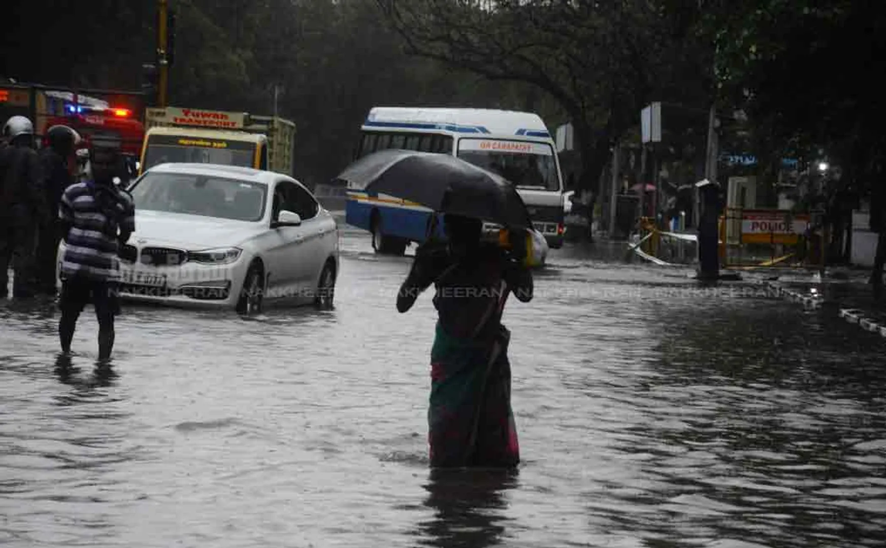 Chennai santhom road car owner parked car and tied use of cloth prevent from flood 
