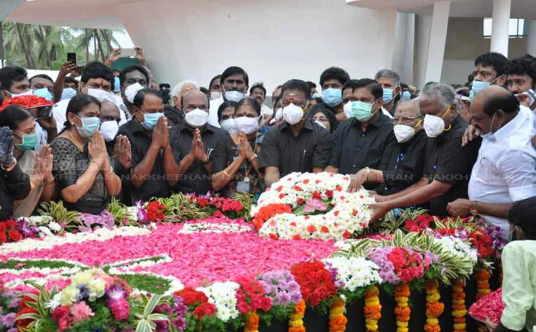 Chief Minister Palanisamy paid homage flowers at jayalalitha memorial 