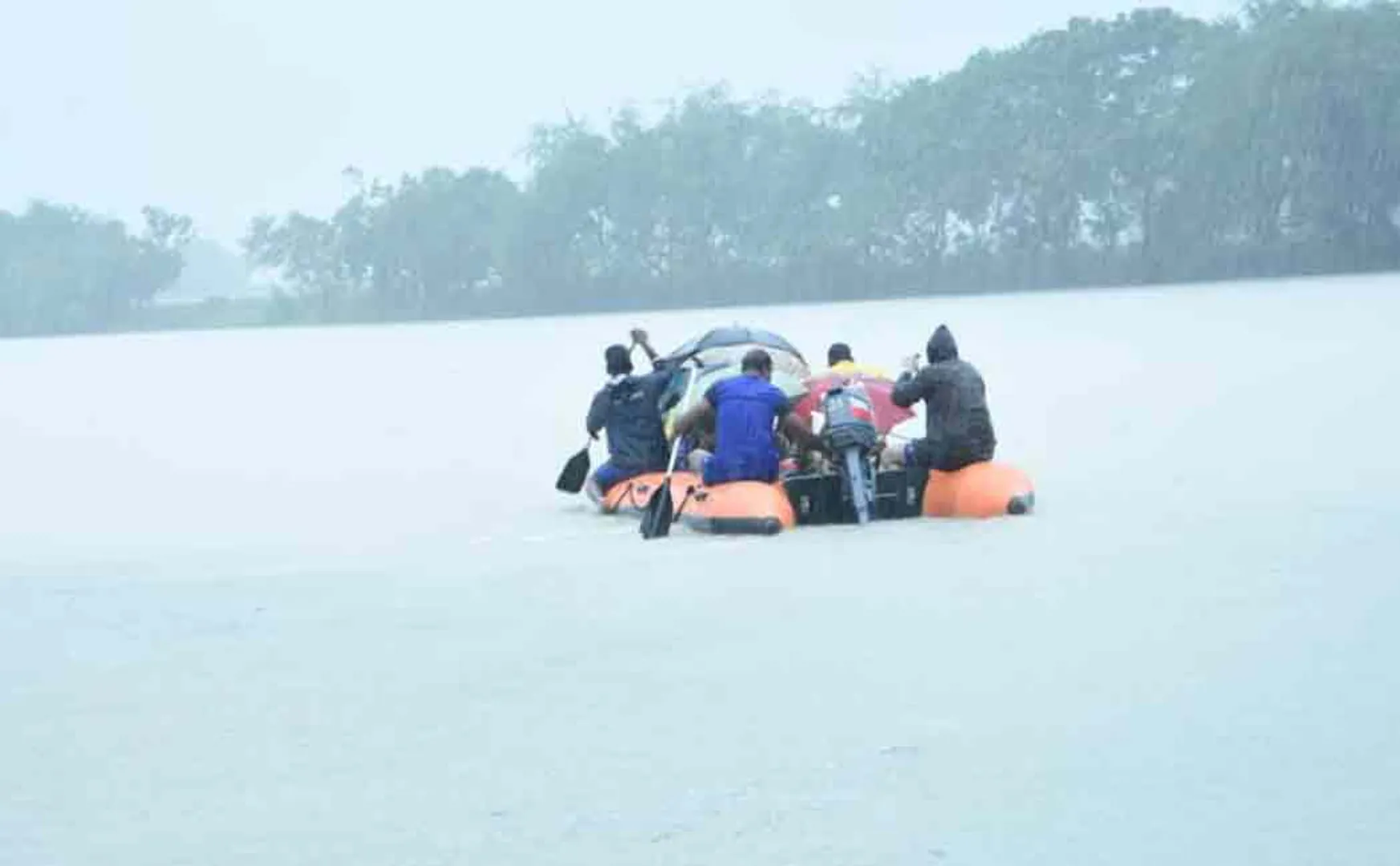 Roads flooded due to continuous heavy rains! Traffic Disruption! Destroy the agri land!