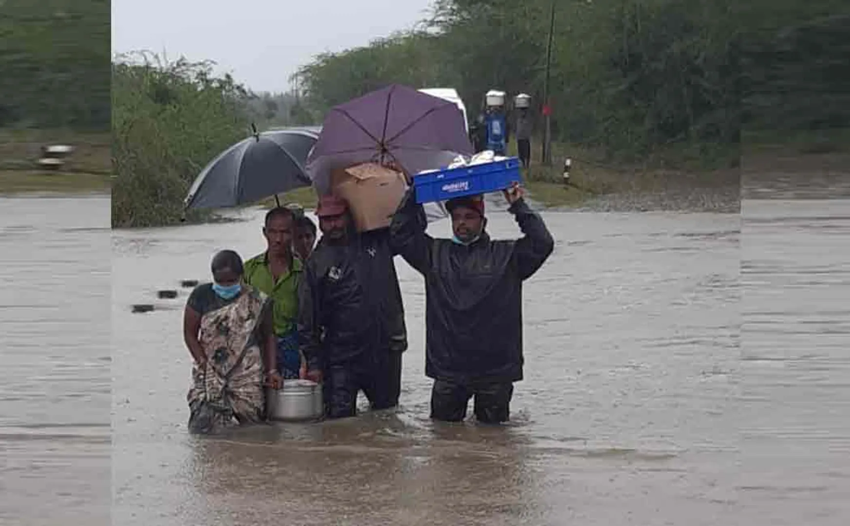 cuddalore thaasilthar Mr.Sivakumar helped people stuck in flood 
