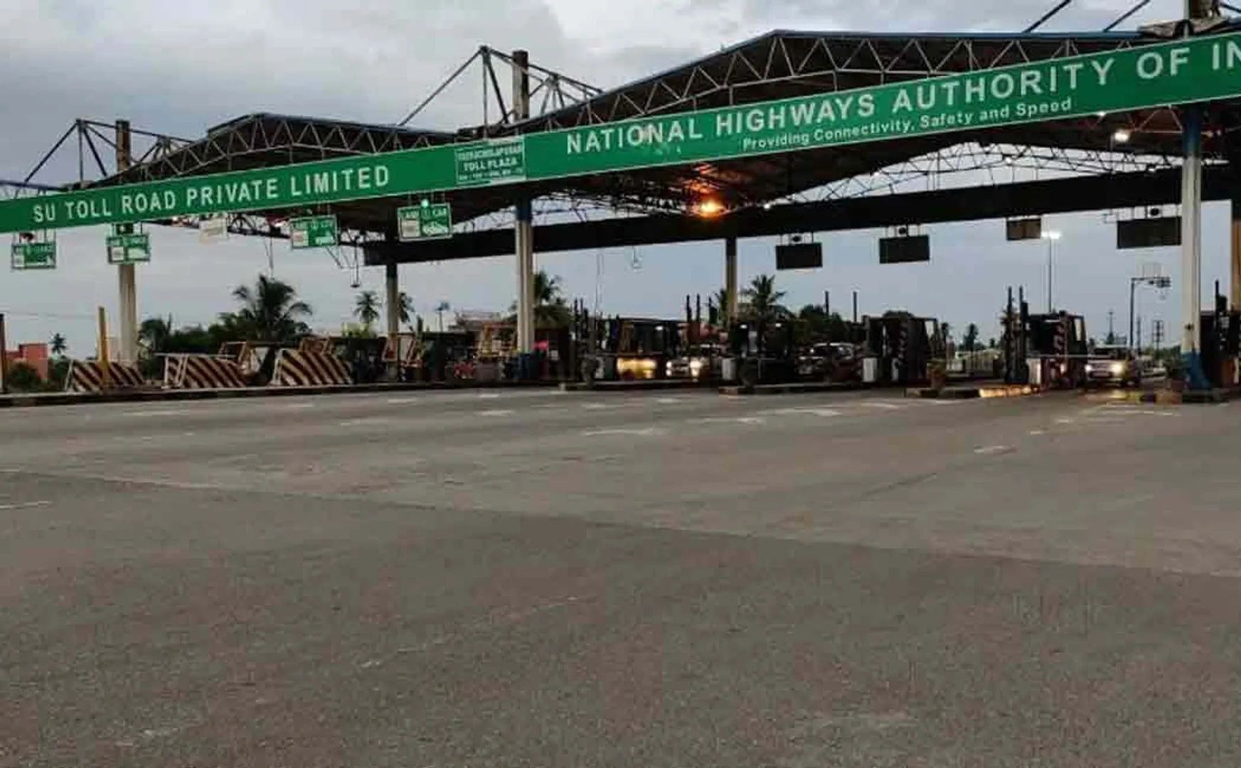 Government bus permit denial on National Highway vikiravandi tollgate