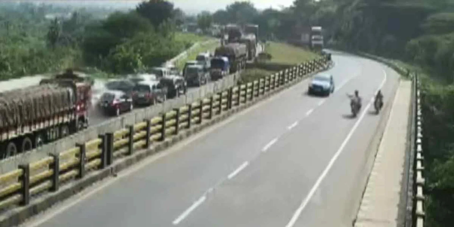  Truck collides with lightning speed ... CCTV footage of the released panic!