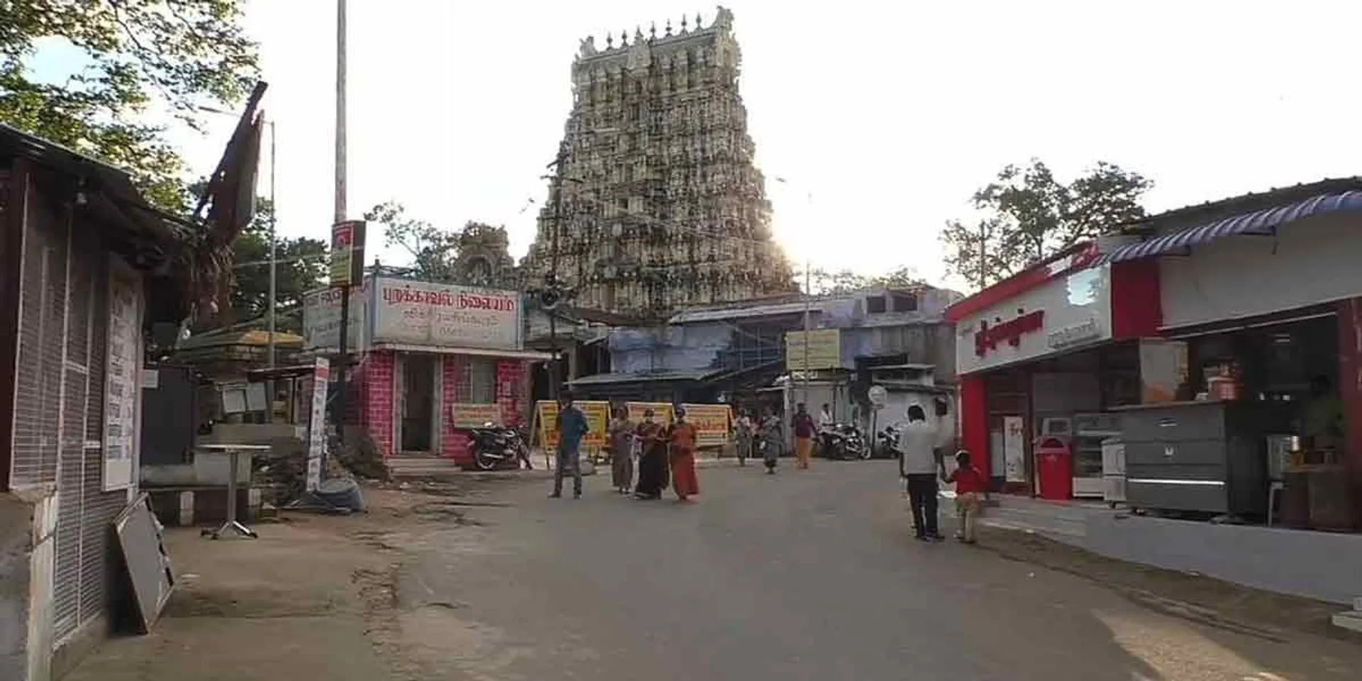 Temple jewelery robbery using corona block ... Employees are robbers cruel!