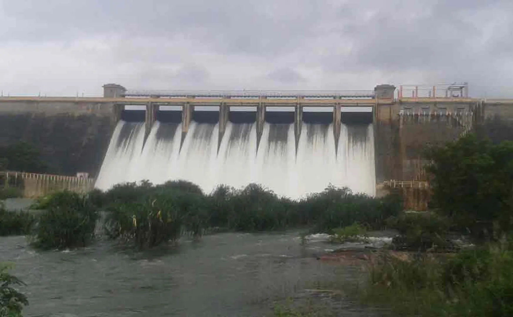 Youth passes away manimutharu dam while playing in river 