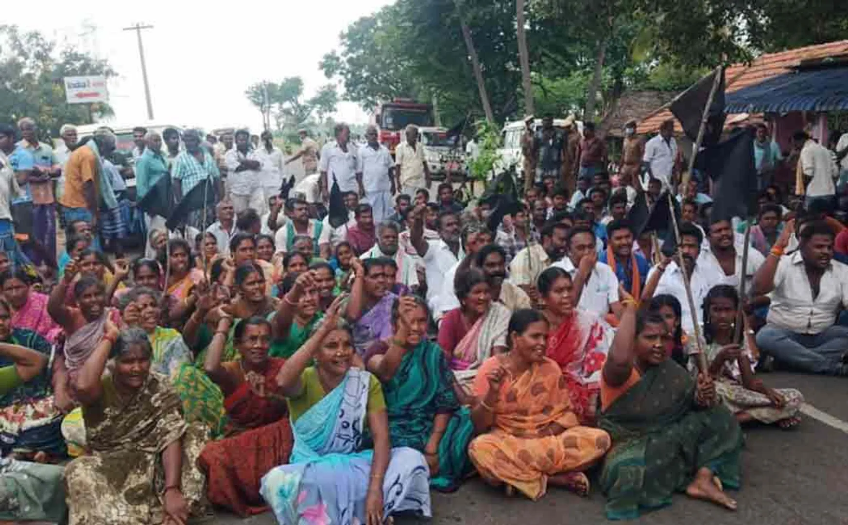 Women and farmers  demanding water 