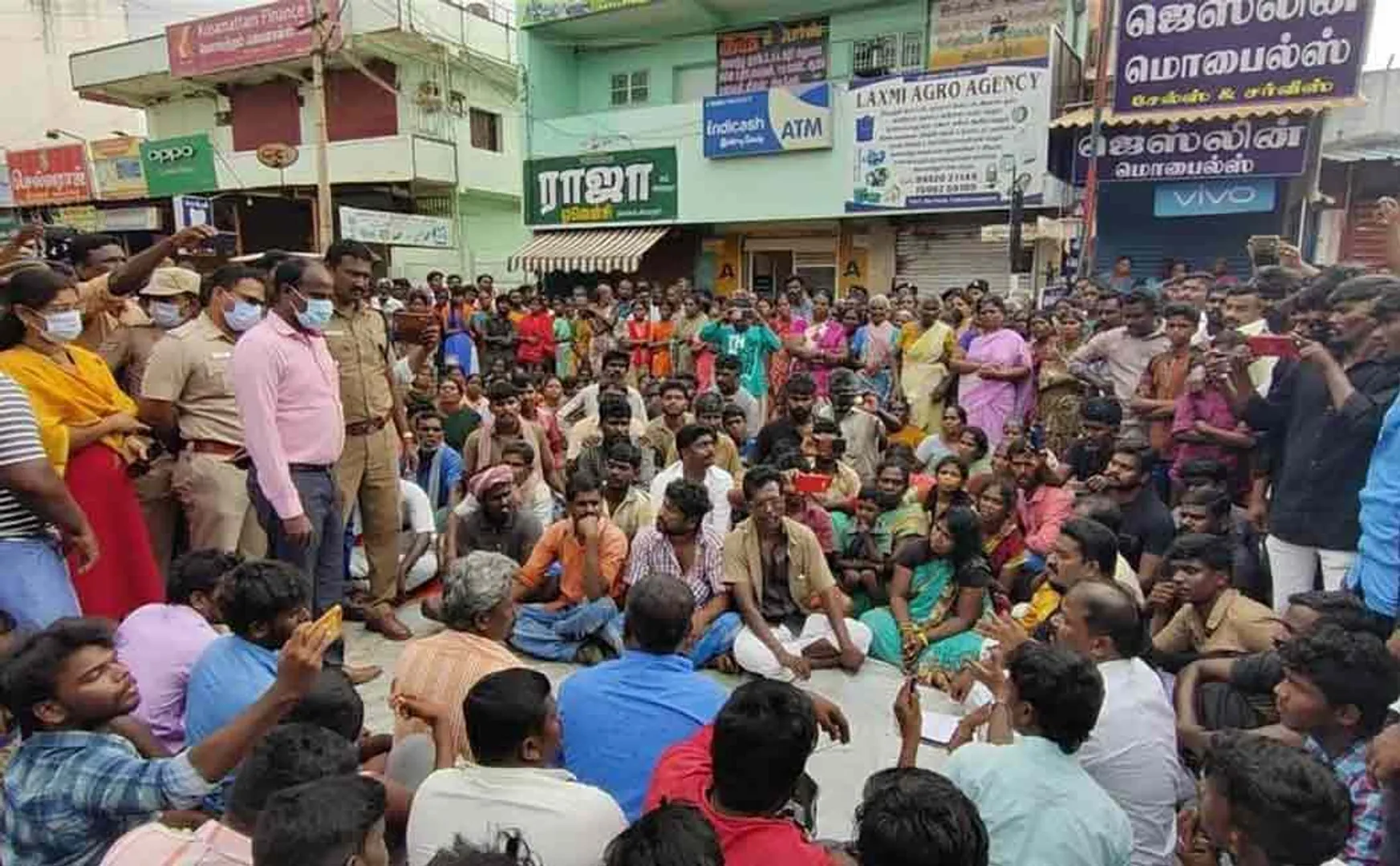 Thenkasi auto driver passes away  relative demanding arrest of mysterious gang ..