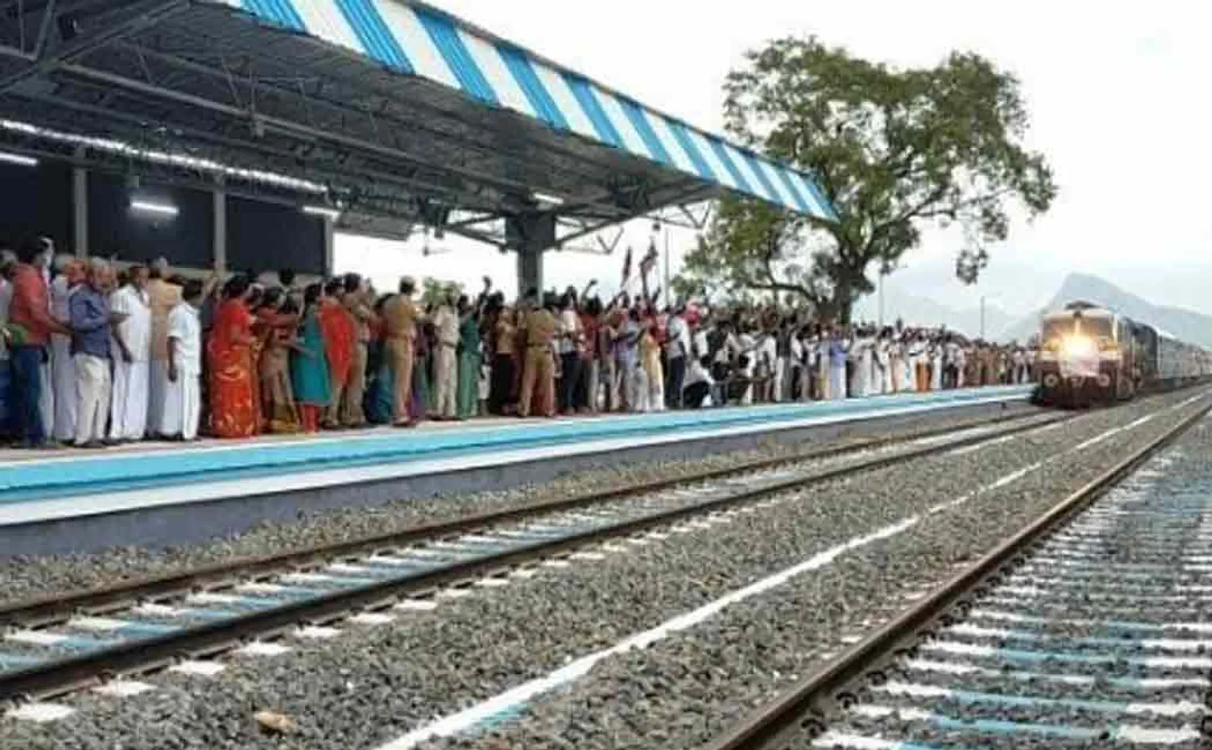Theni people gather to see train after 11 years ..! Train service from Theni to Chennai soon!