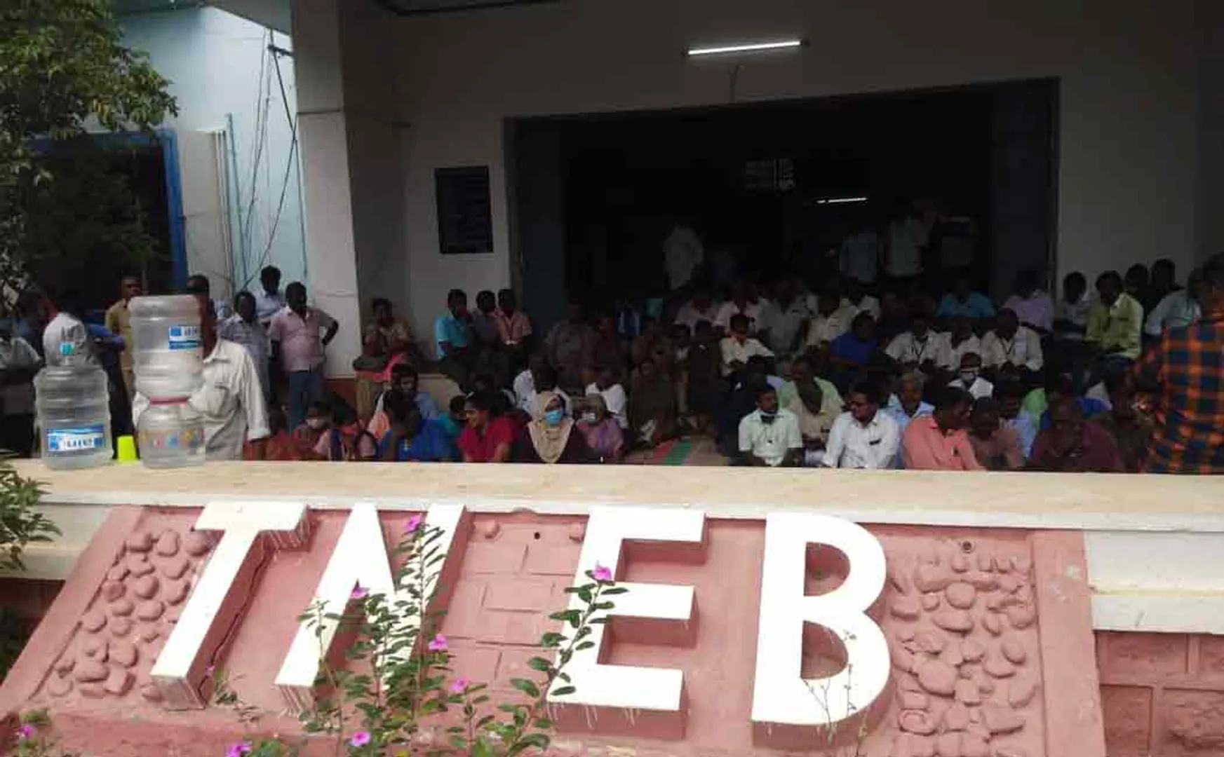 Employees of Power Generation and Distribution Corporation demanding various things Tamil Nadu government ..!